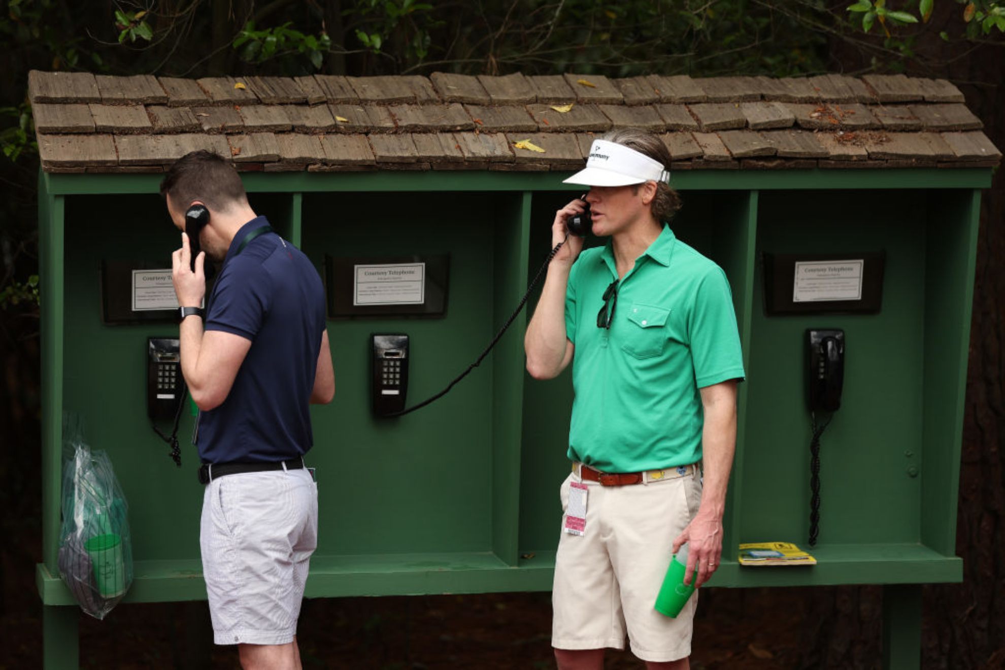 Unos aficionados llaman desde las cabinas del campo por telfono