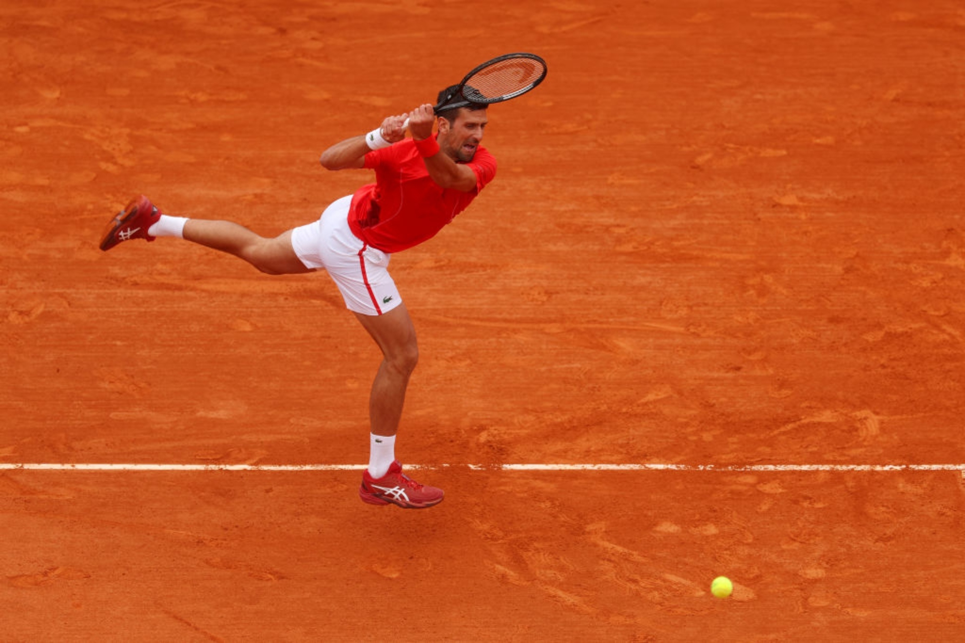 Djokovic pega de rev�s de manera acrob�tica