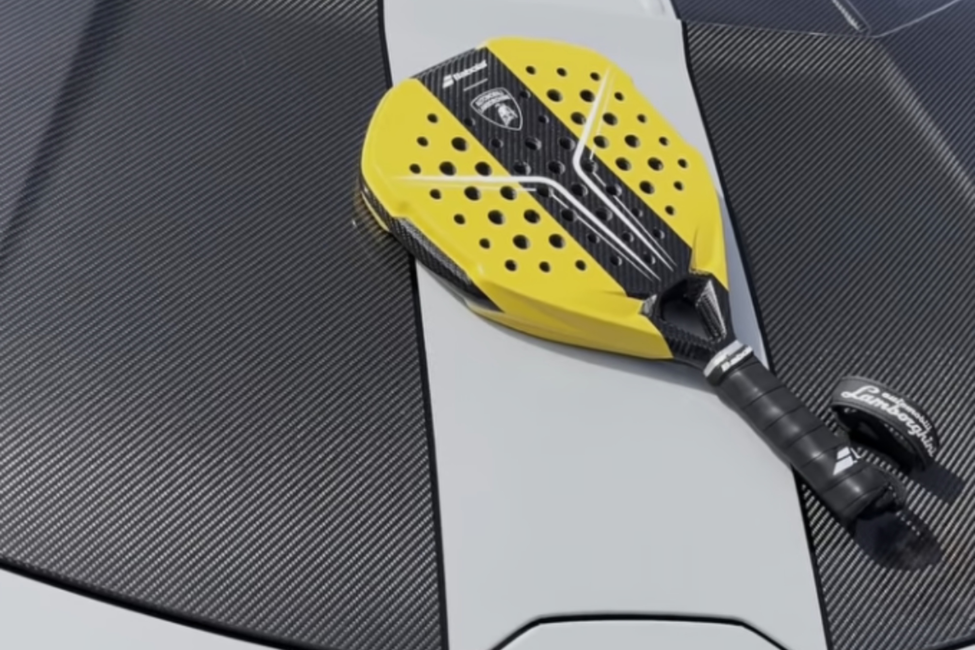 Una imagen de la pala sobre un Lamborghini. INSTAGRAM