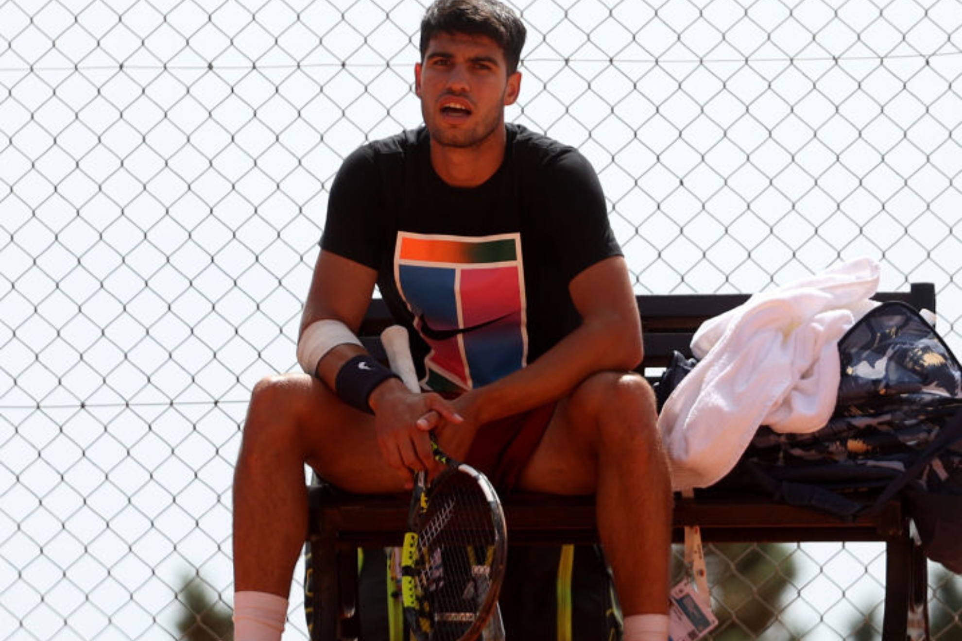 Alcaraz, sentado en la silla en uno de los entrenamientos en Montecarlo