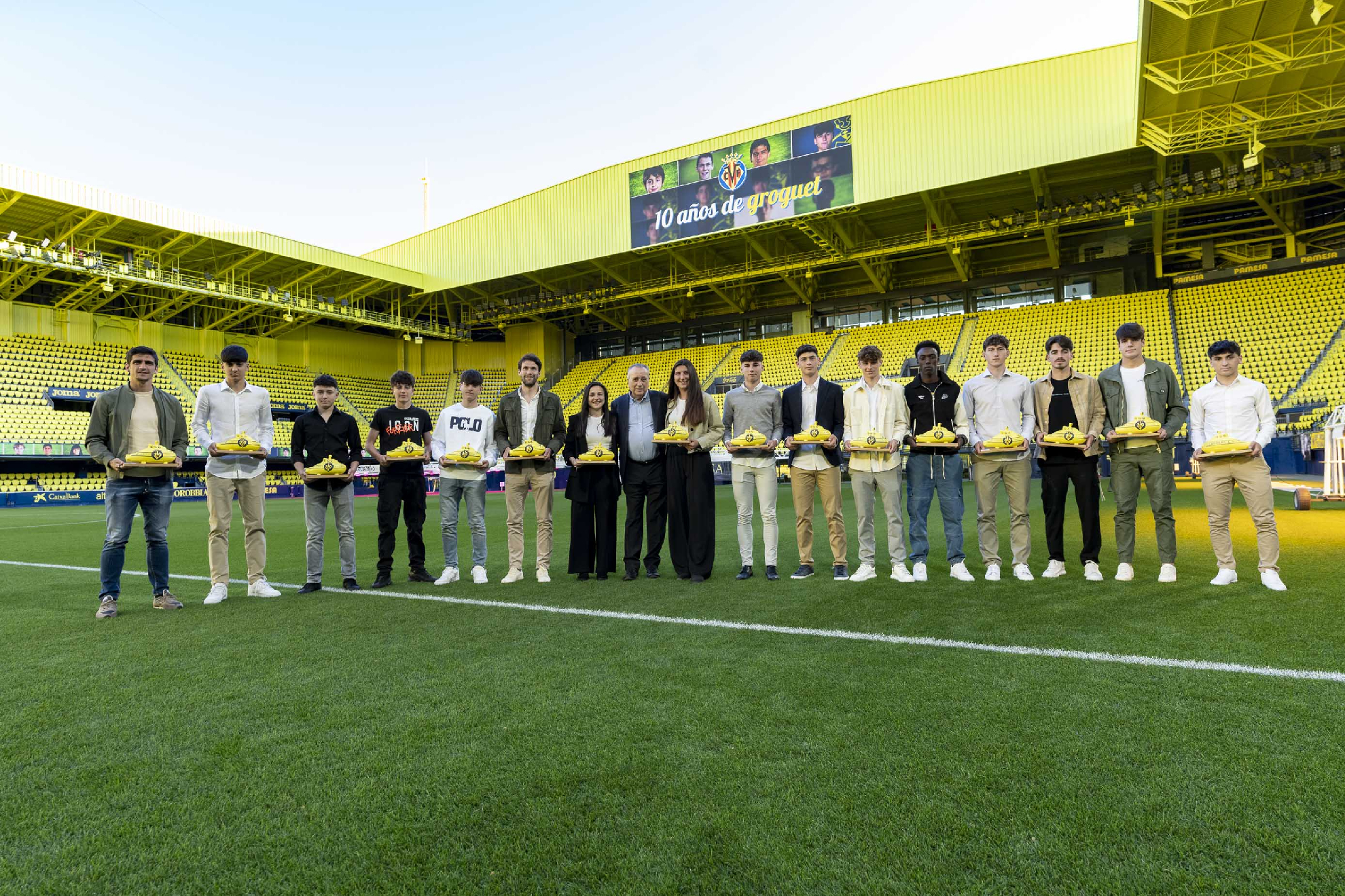 El Villarreal homenajea a los futbolistas que cumplen una d�cada en el club