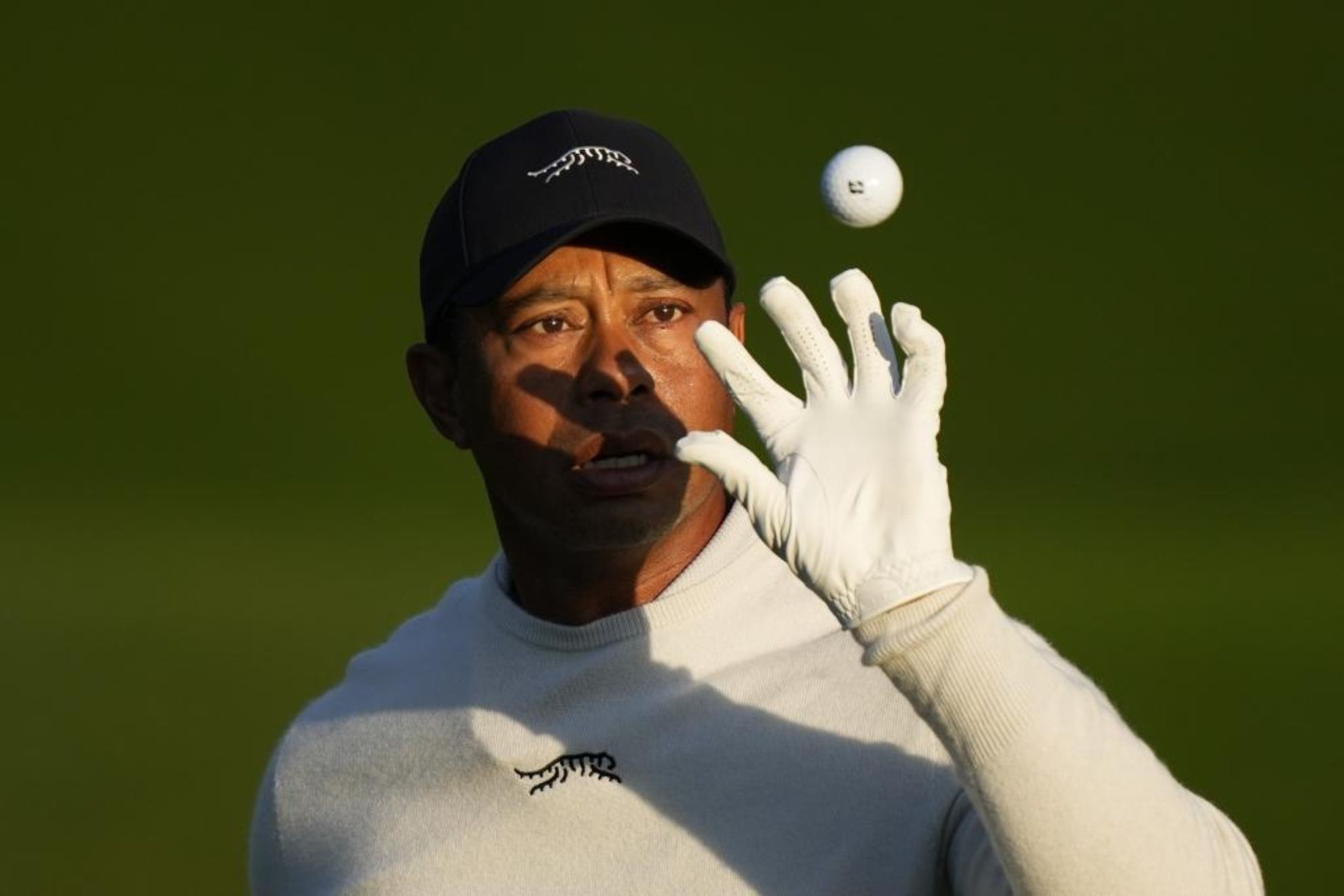 Tiger Woods atrapa una bola el martes en Augusta.