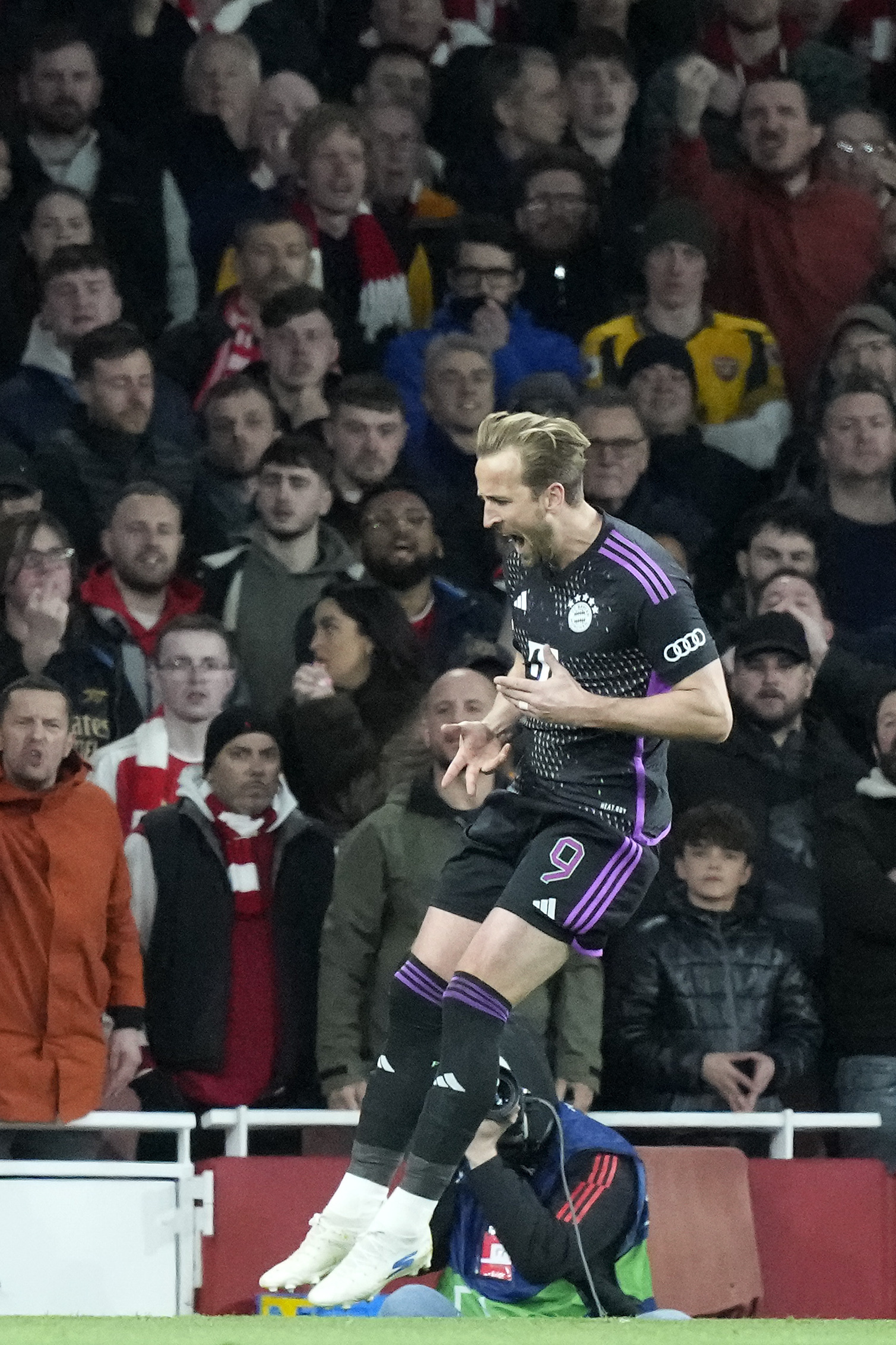 Bayerns Harry Kane celebrates after he scored his sides second goal