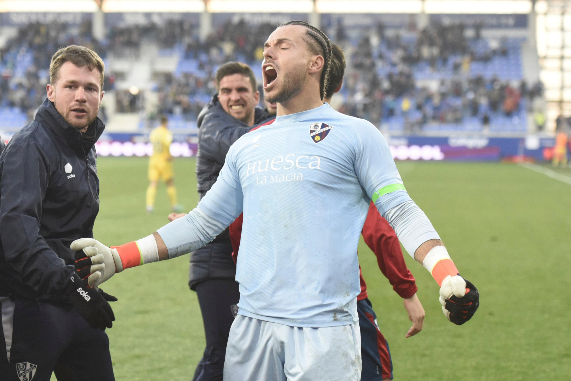 lvaro celebra una victoria del Huesca esta temporada.