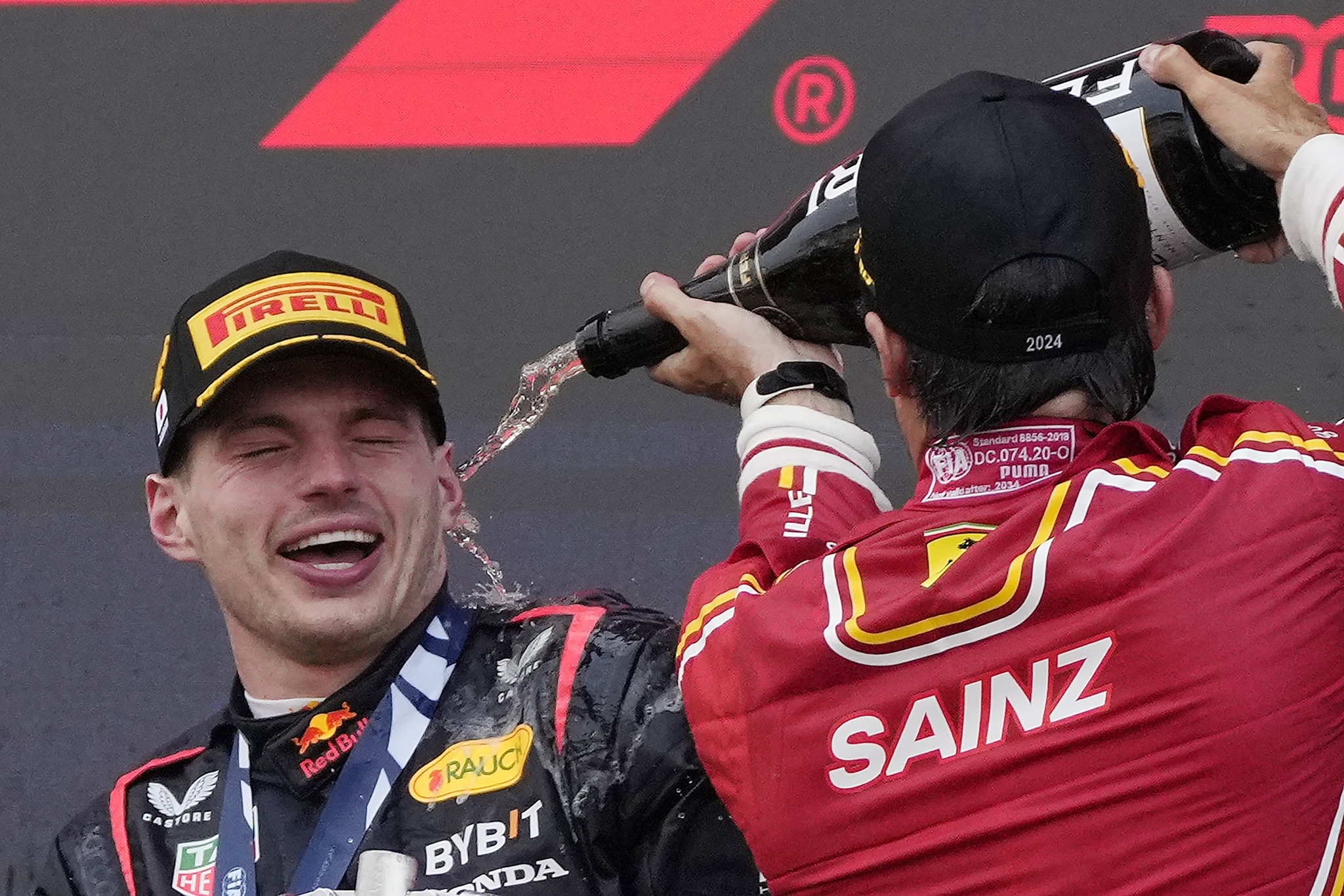 Carlos Sainz y Max Verstappen, en el podio de la pasada carrera de Japn