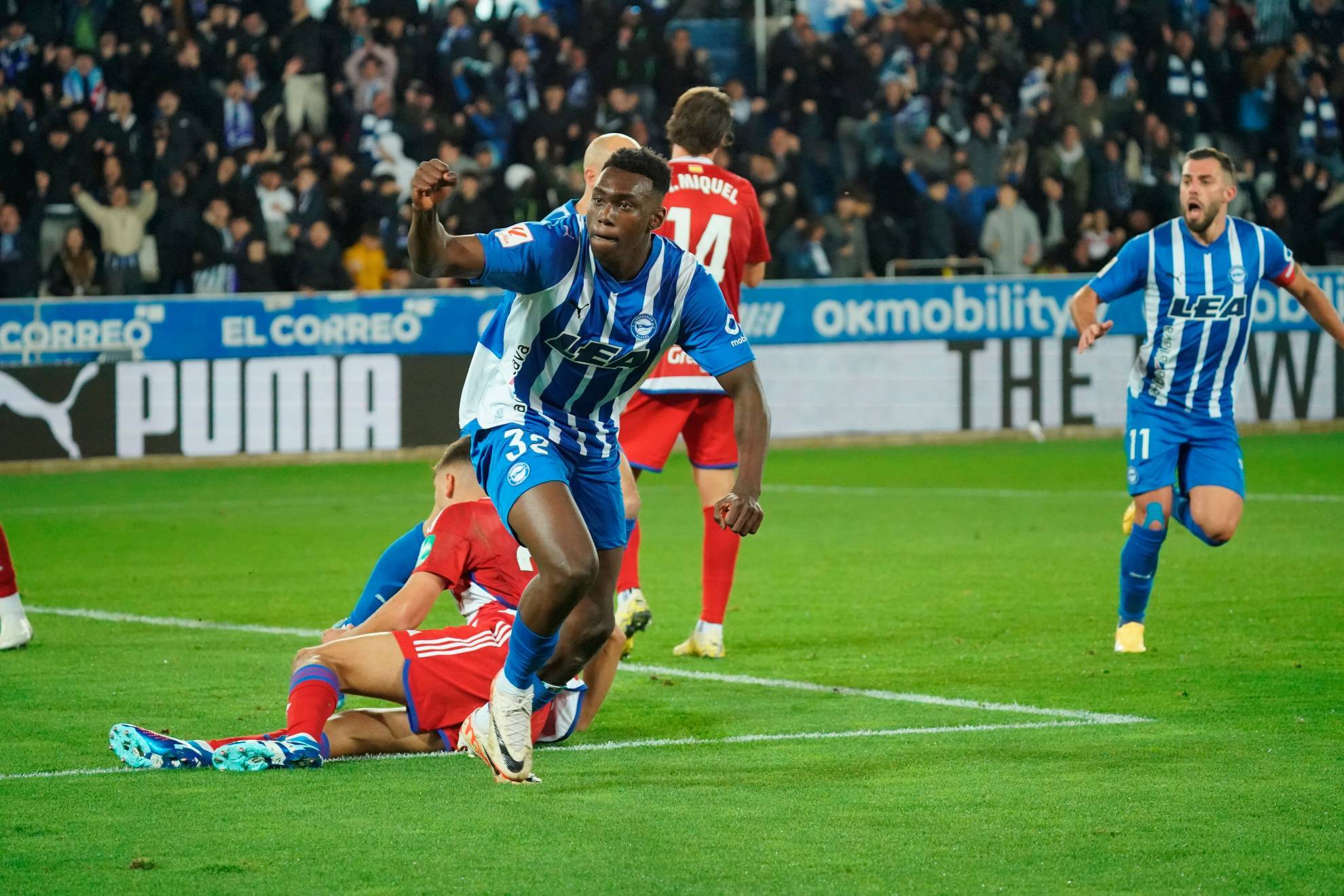 Samu Omorodion celebra un gol ante el Granada en el partido de la primera vuelta.
