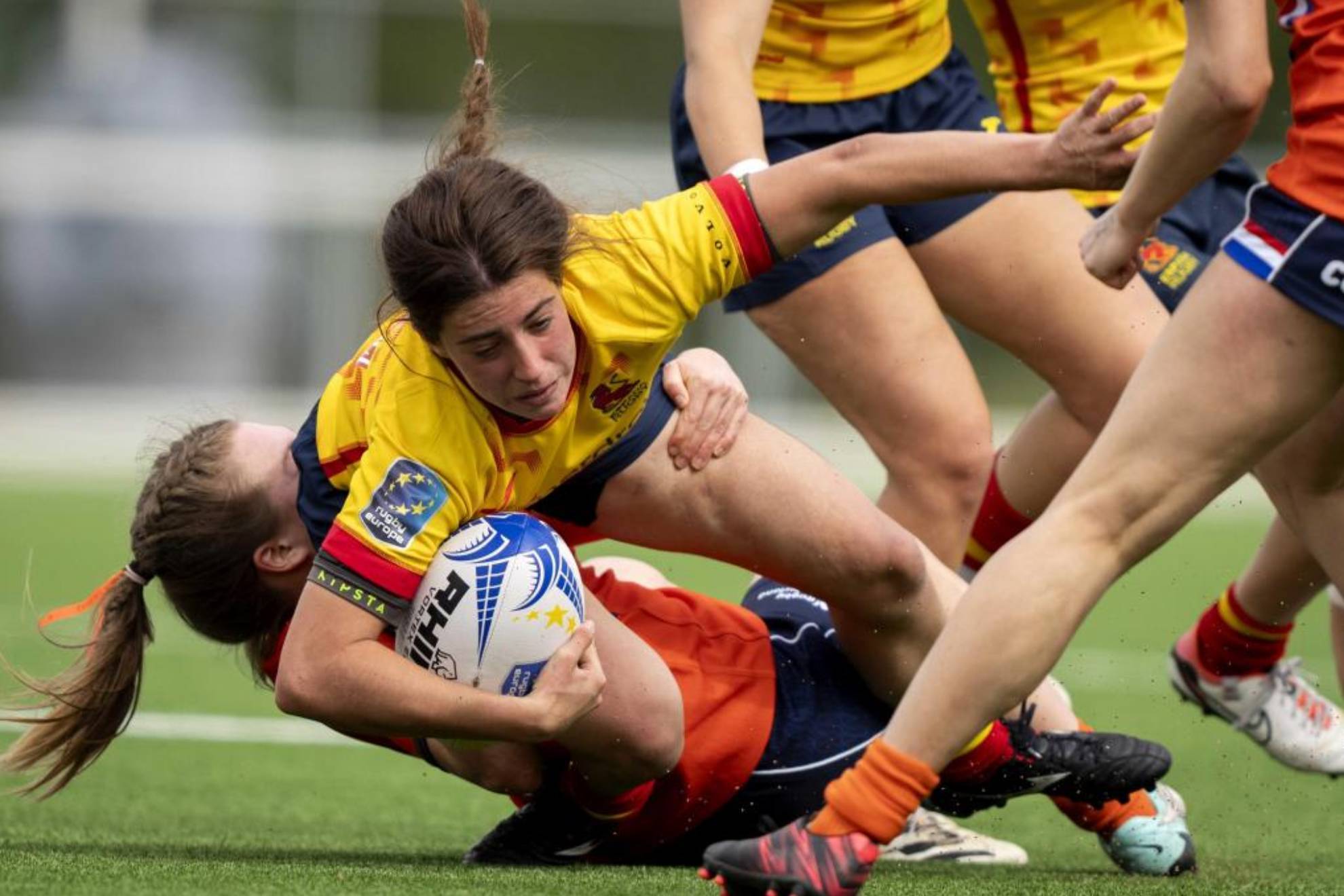-FOTODELLa espaola Claudia Cano (c) controla la posesin ante la neerlandesa Sydney de Weijer (i) durante el partido correspondiente a la final del Campeonato de Europa femenino de rugby, este sbado en Amsterdam.