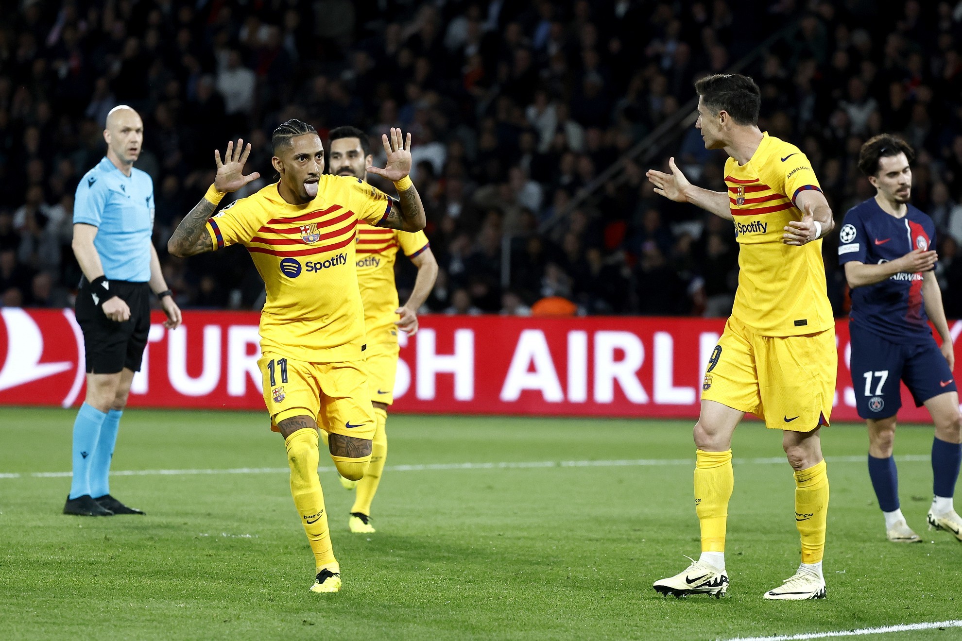 Raphinha celebra el gol que supona el 0-1 del Barcelona ante el PSG.