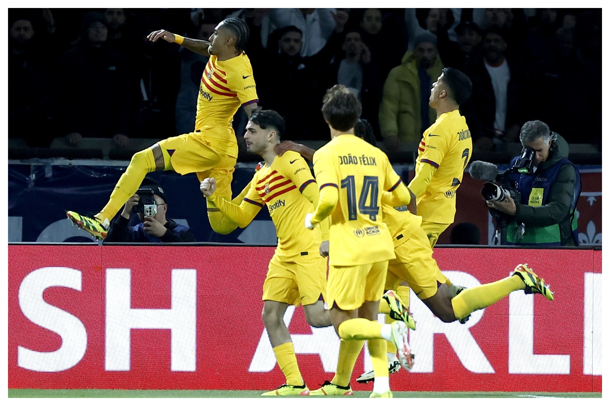 Los jugadores del Barcelona celebran un gol en Par�s.