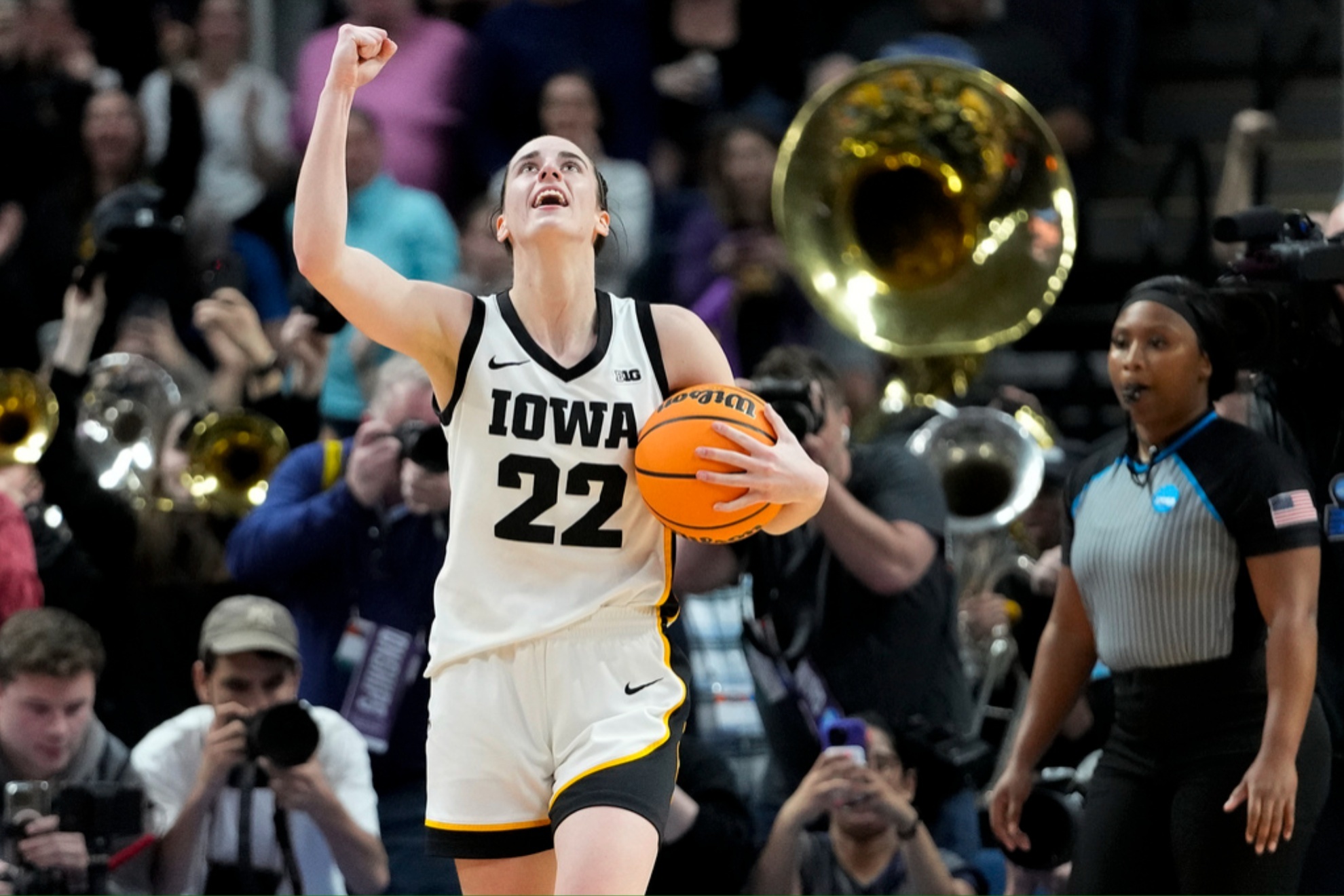 Caitlin Clarks 22 will be retired by the Iowa Hawkeyes