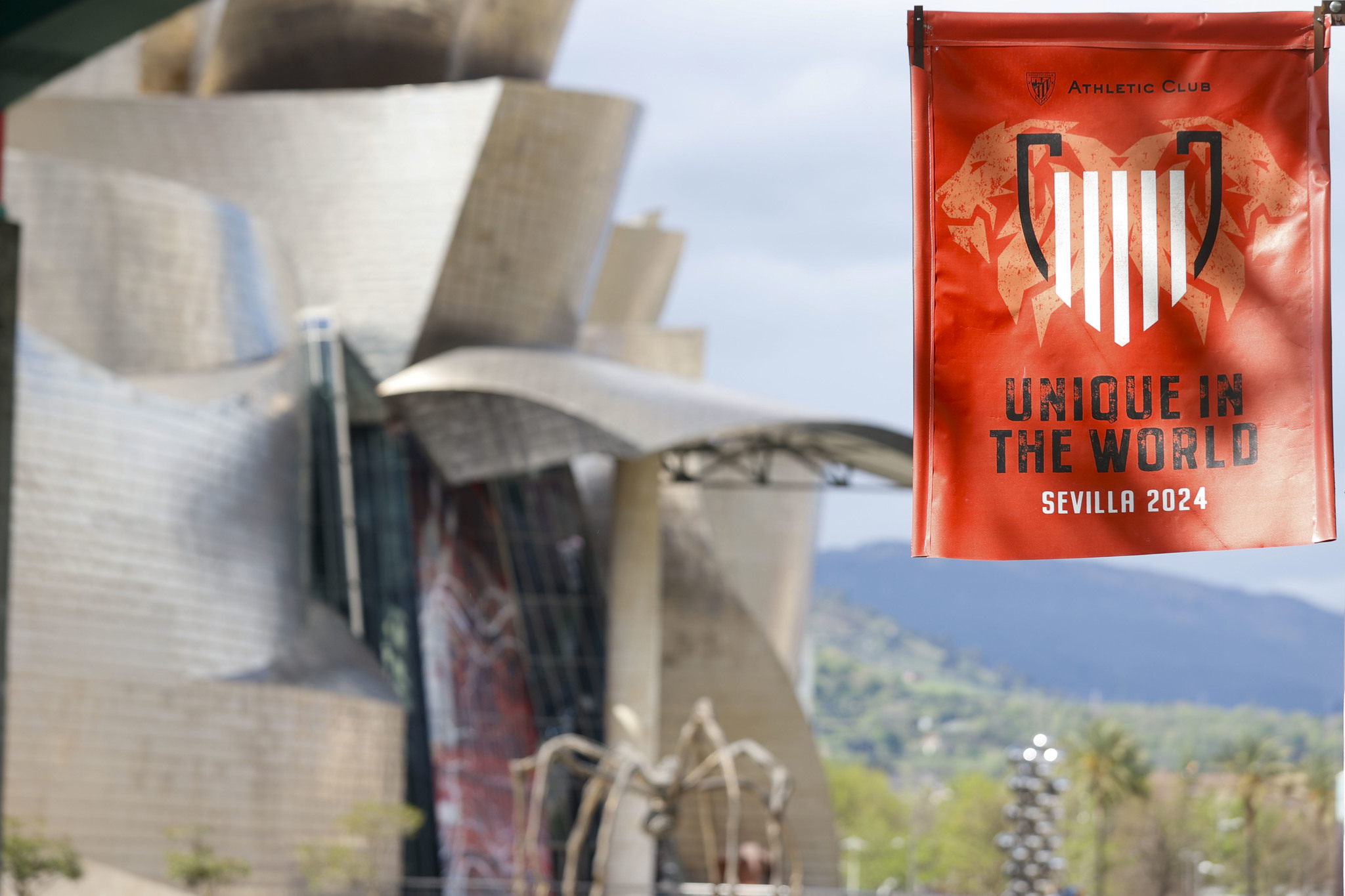 Un cartel del Athletic con el lema Unique in the World junto al Guggenheim, enclave significado en el paso de la gabarra.
