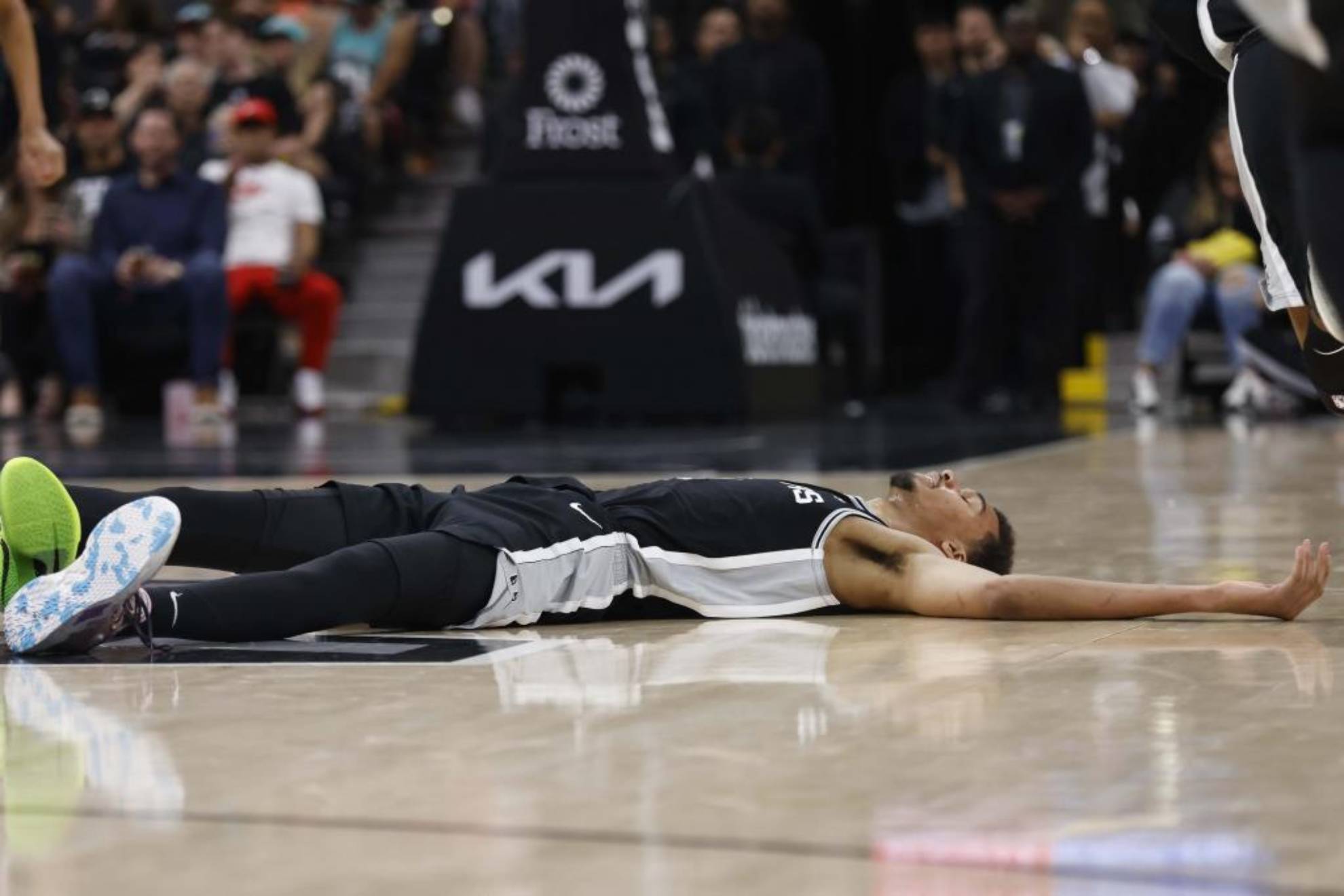 Wembanyama, tumbado sobre el parquet en un partido ante los Knicks.