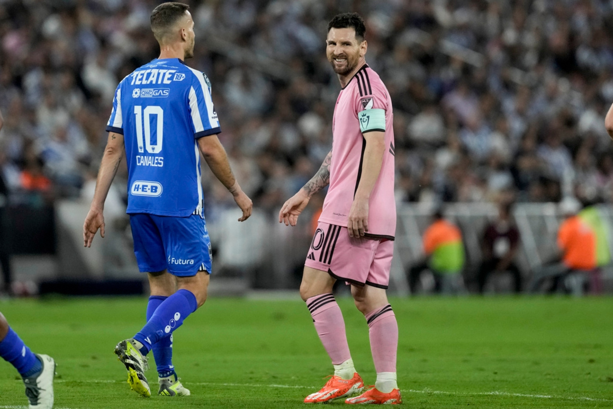 Messi gesticula ante la presencia de Sergio Canales.