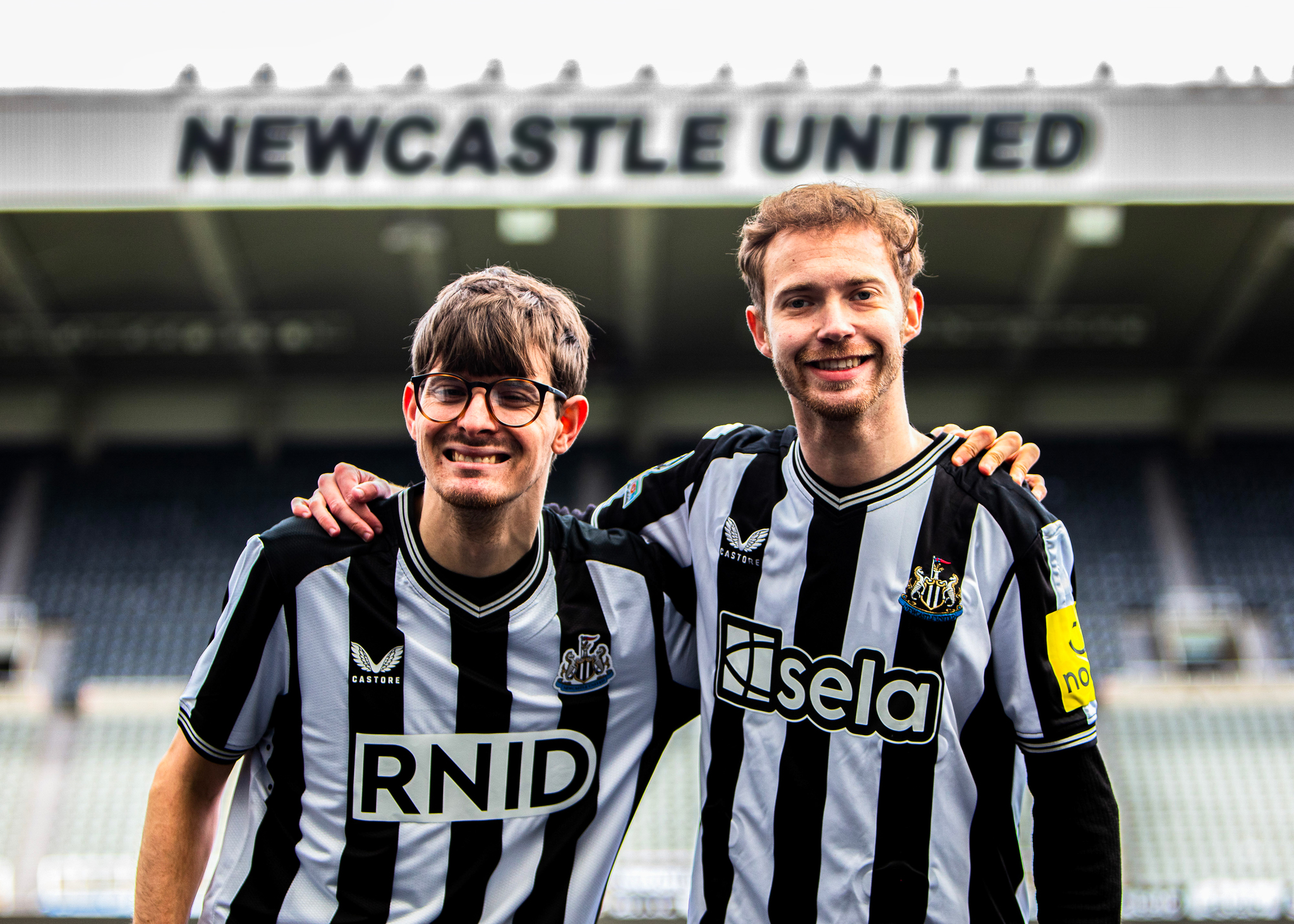 El Newcastle presenta sus camisetas hpticas