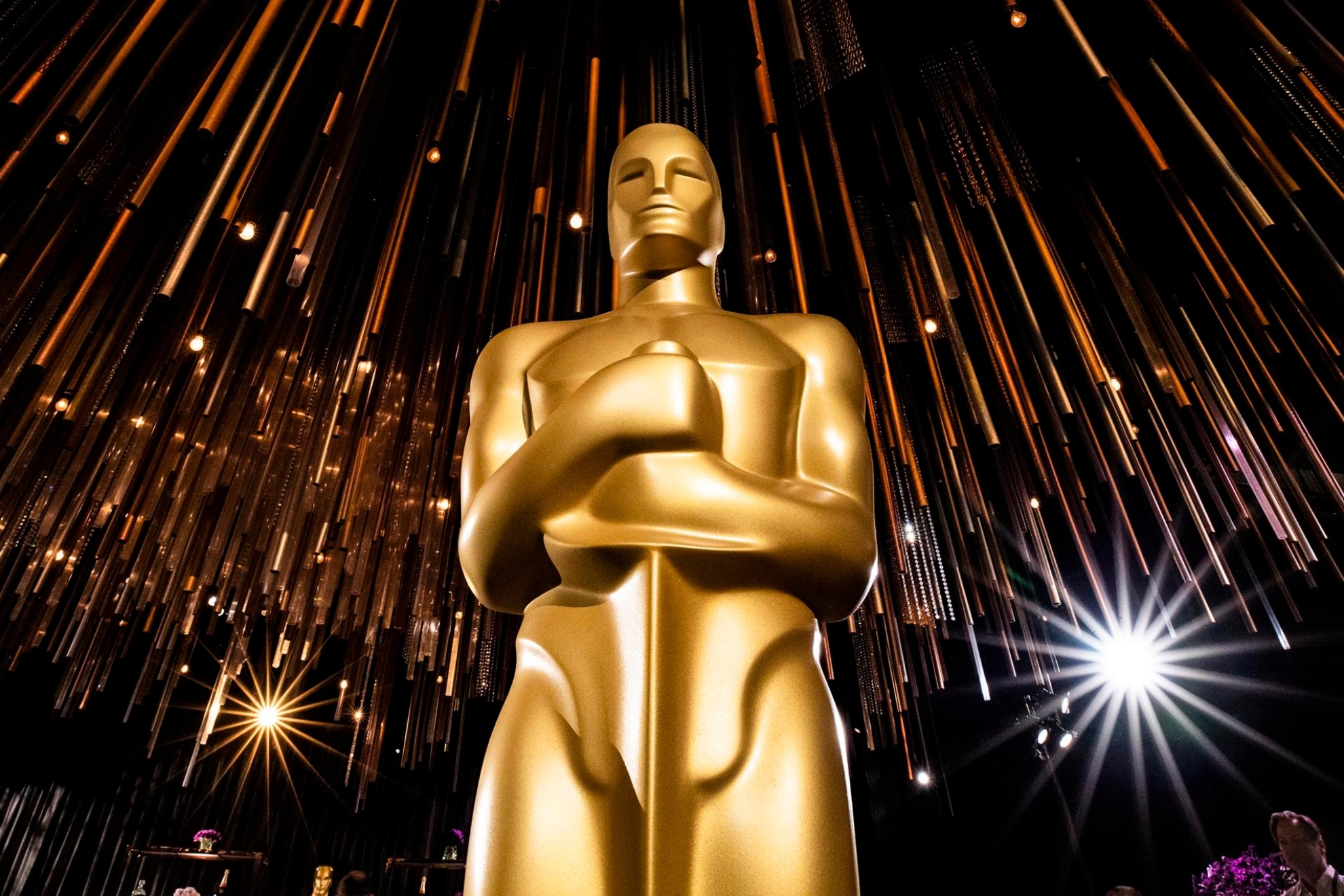 Una imagen de una rplica a gran tamao de una estatua de los Oscar. EFE