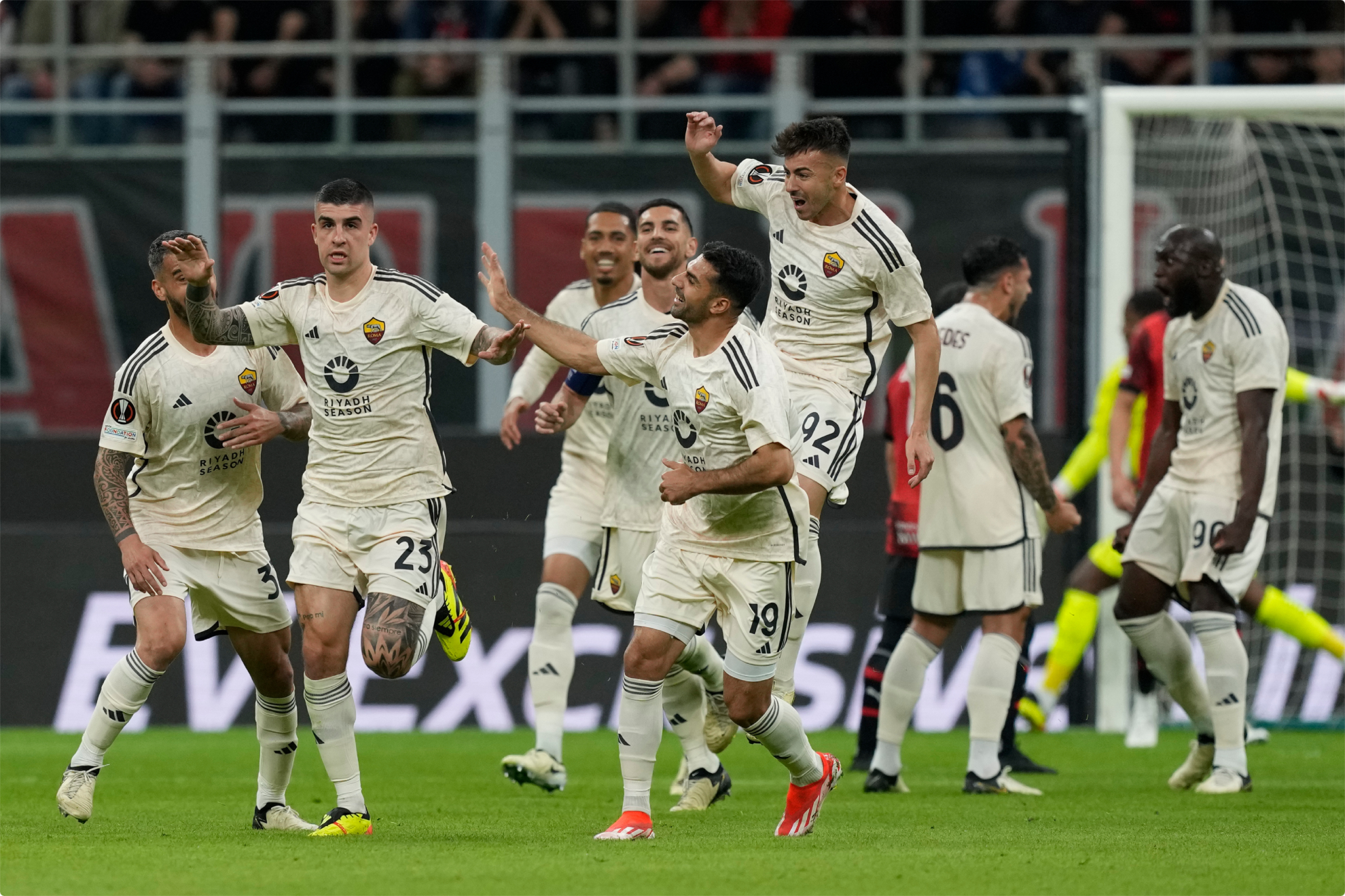 Mancini y los jugadores de la Roma celebran el 0-1.