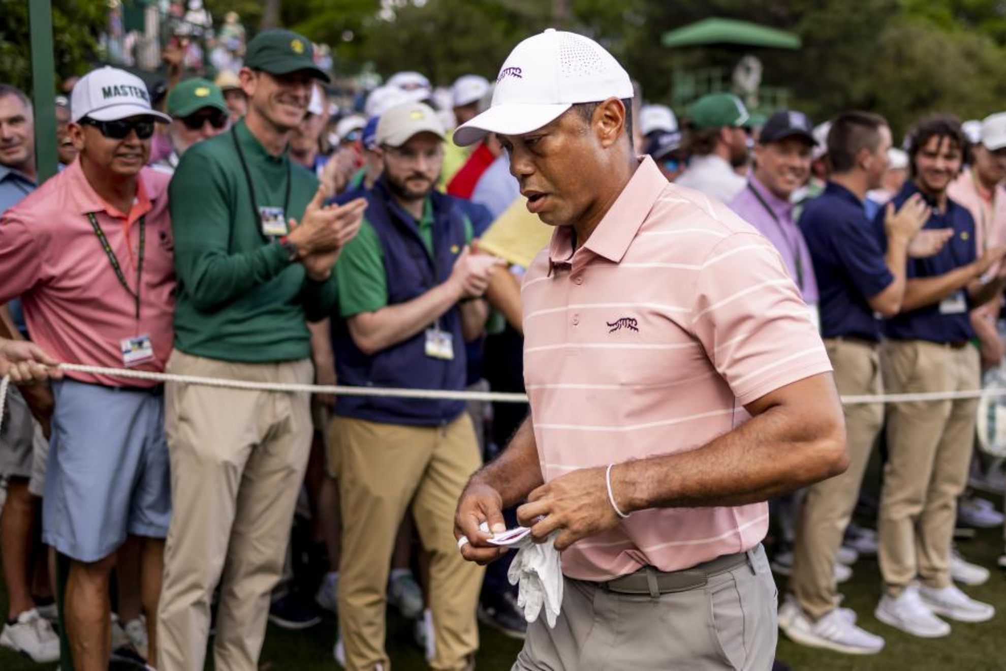 Tiger Woods (48) es aplaudido por el p�blico.