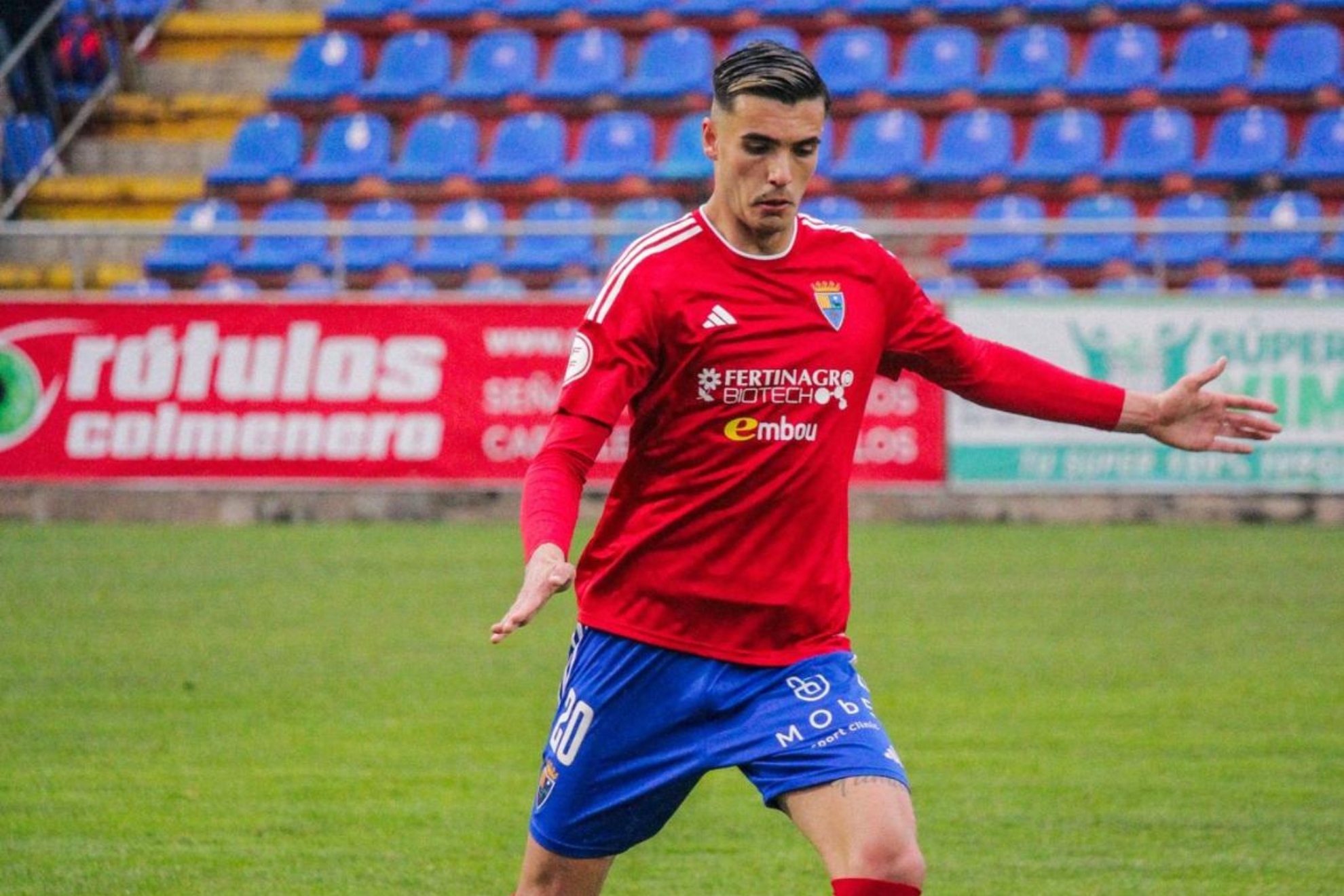 Ismael Sierra durante un partido con el C.D. Teruel.