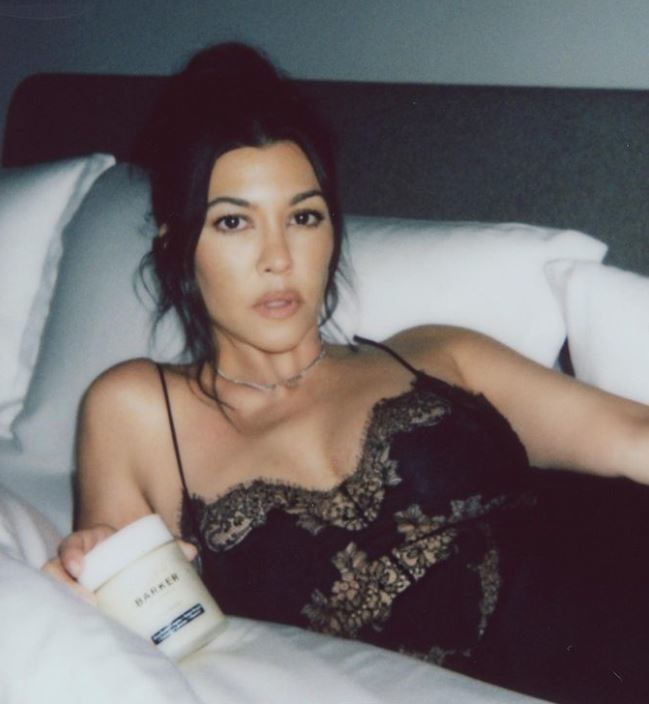 Kourtney Kardashian justifica el motivo por el que bebe su leche materna