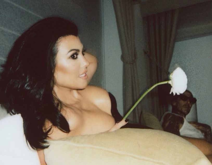 Kourtney Kardashian justifica el motivo por el que bebe su leche materna
