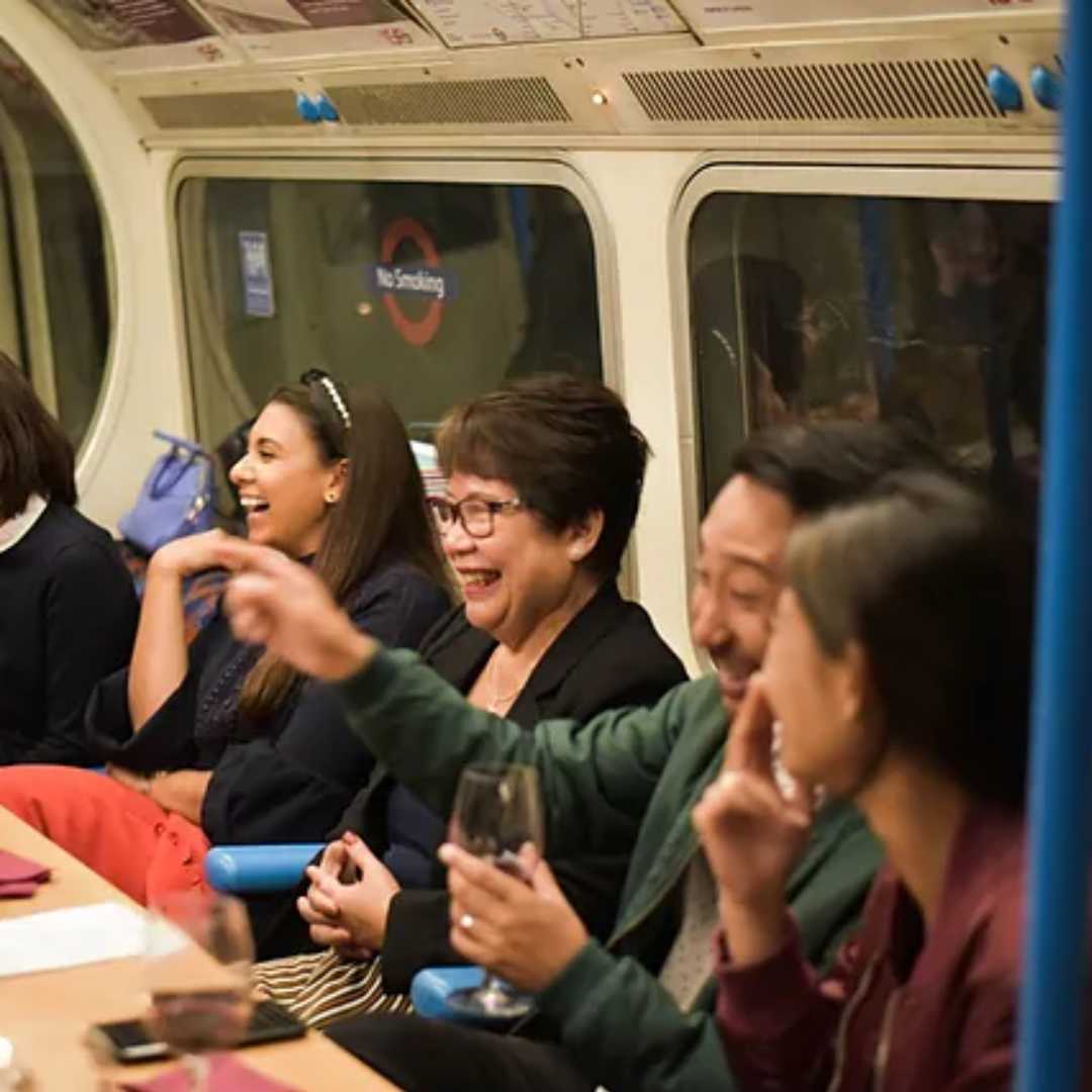 Comer a bordo de un vagn de metro en Londres, la ltima experiencia de moda