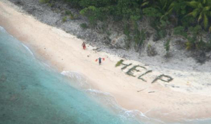 Rescatan a tres nufragos en una isla desierta de Micronesia tras escribir "HELP" en la arena