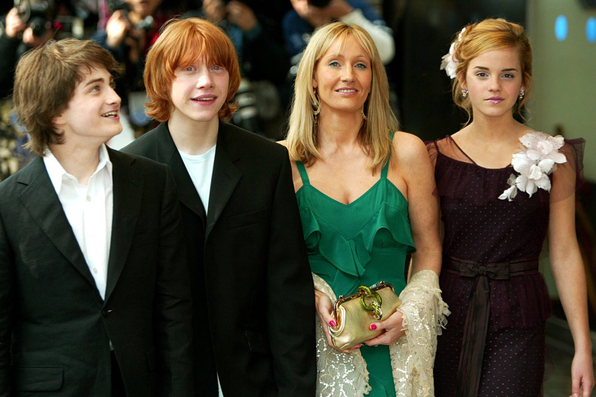 JK Rowling, con el tro protagonista de Harry Potter.