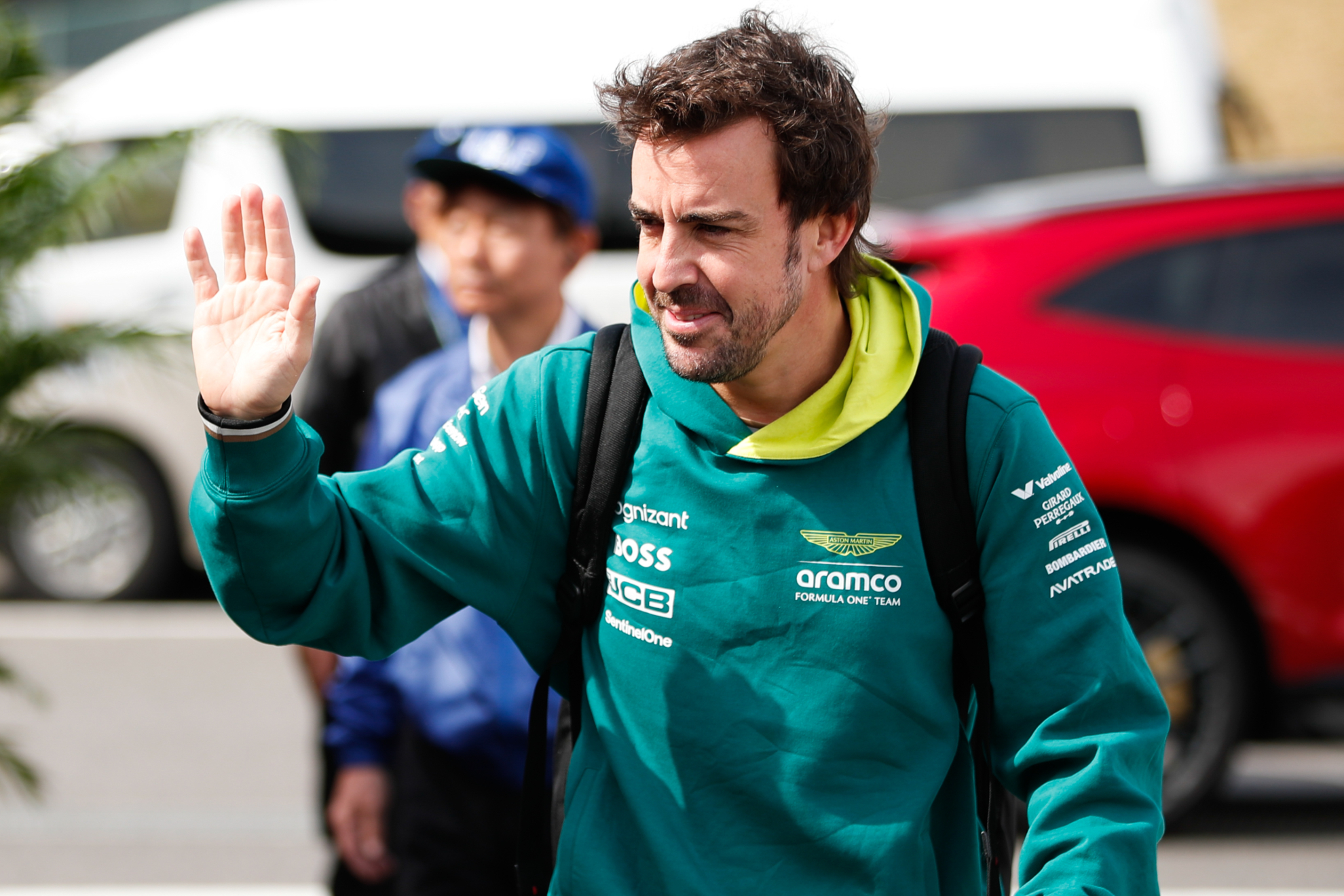 Alonso, saludando.
