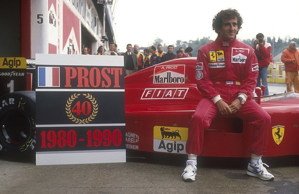Alain Prost baja del podio a Max Verstappen