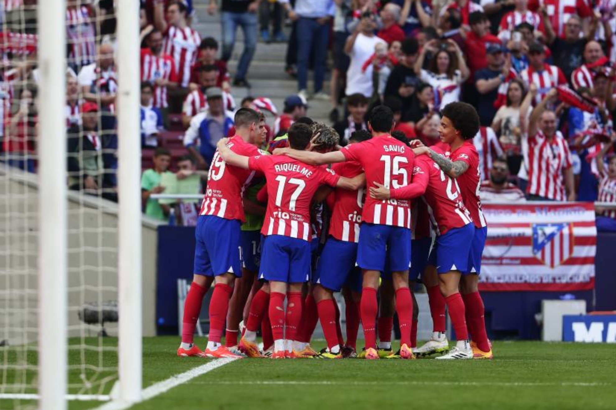 Los jugadores del Atl�tico celebran un gol ante el Girona.