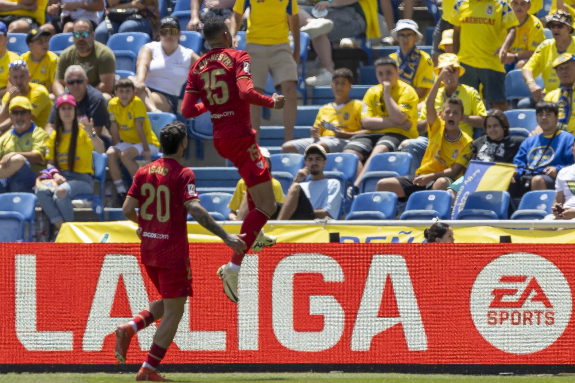 En-Nesyri e Isaac celebran el primer gol del Sevilla.