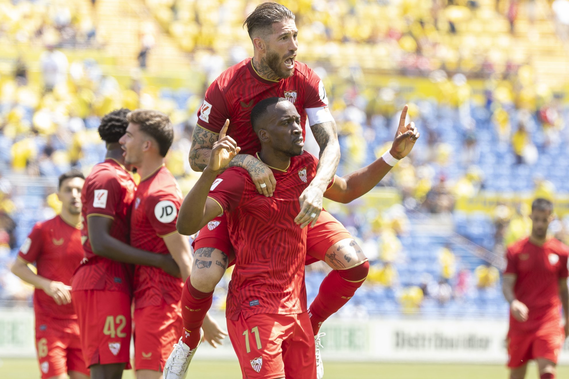 Sergio Ramos y Lukebakio celebran el gol de la sentencia ante Las Palmas.