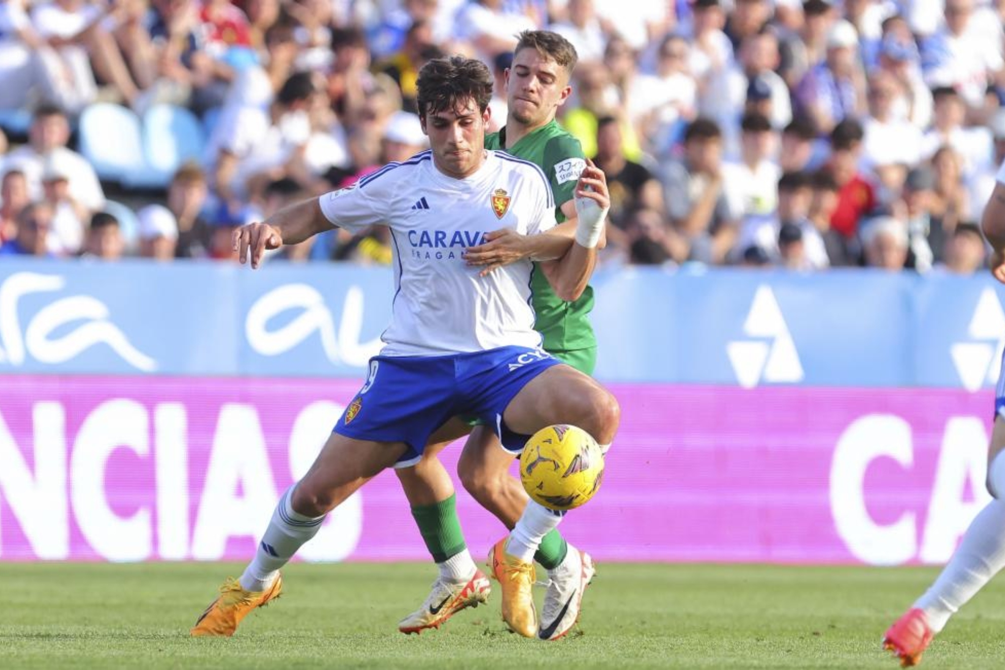 Ivn Azn, autor del gol del Zaragoza, protege el baln en el encuentro.