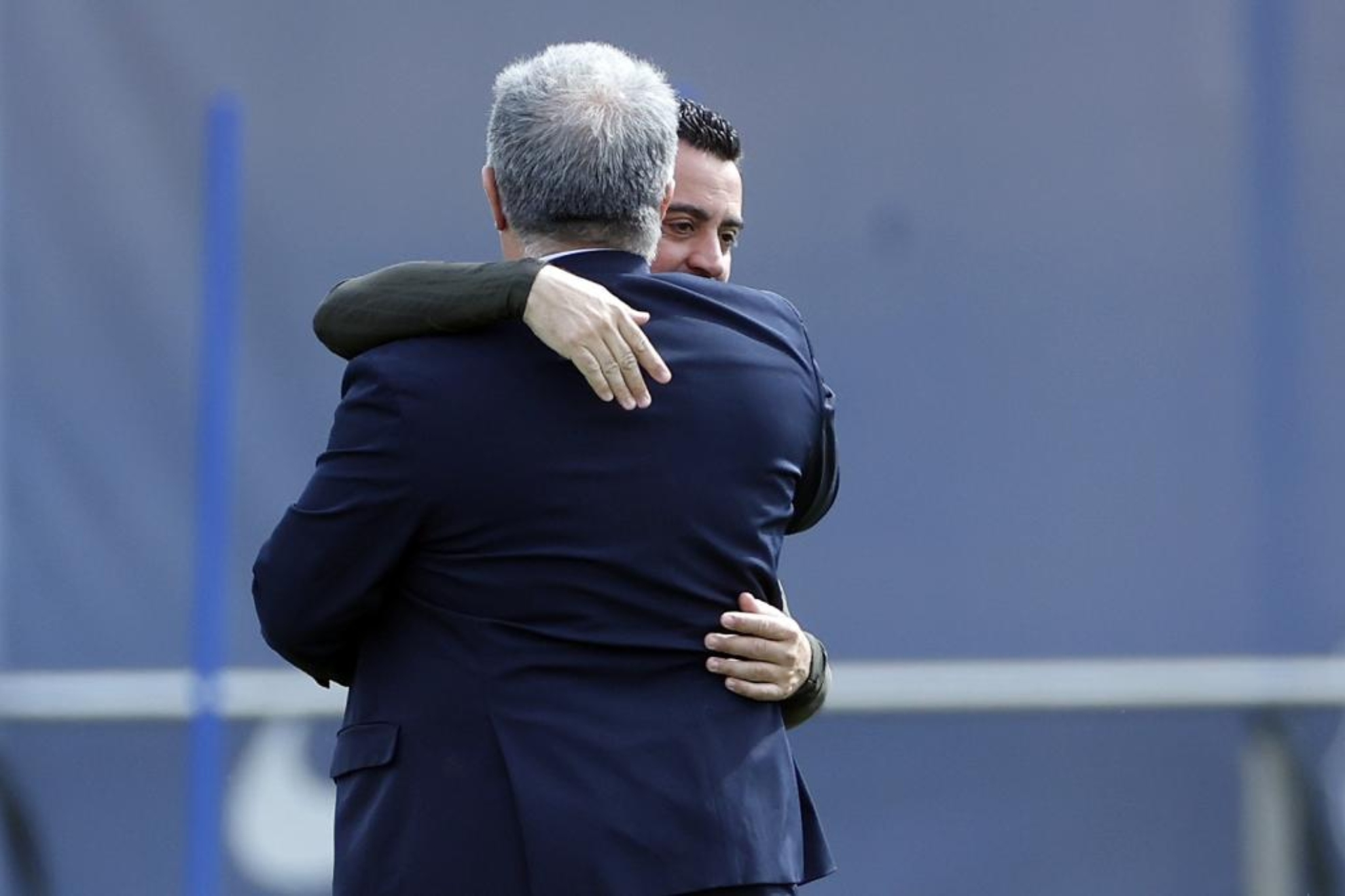 Laporta se abraza con Xavi, sobre el csped de la Ciudad Deportiva, antes del entrenamiento.
