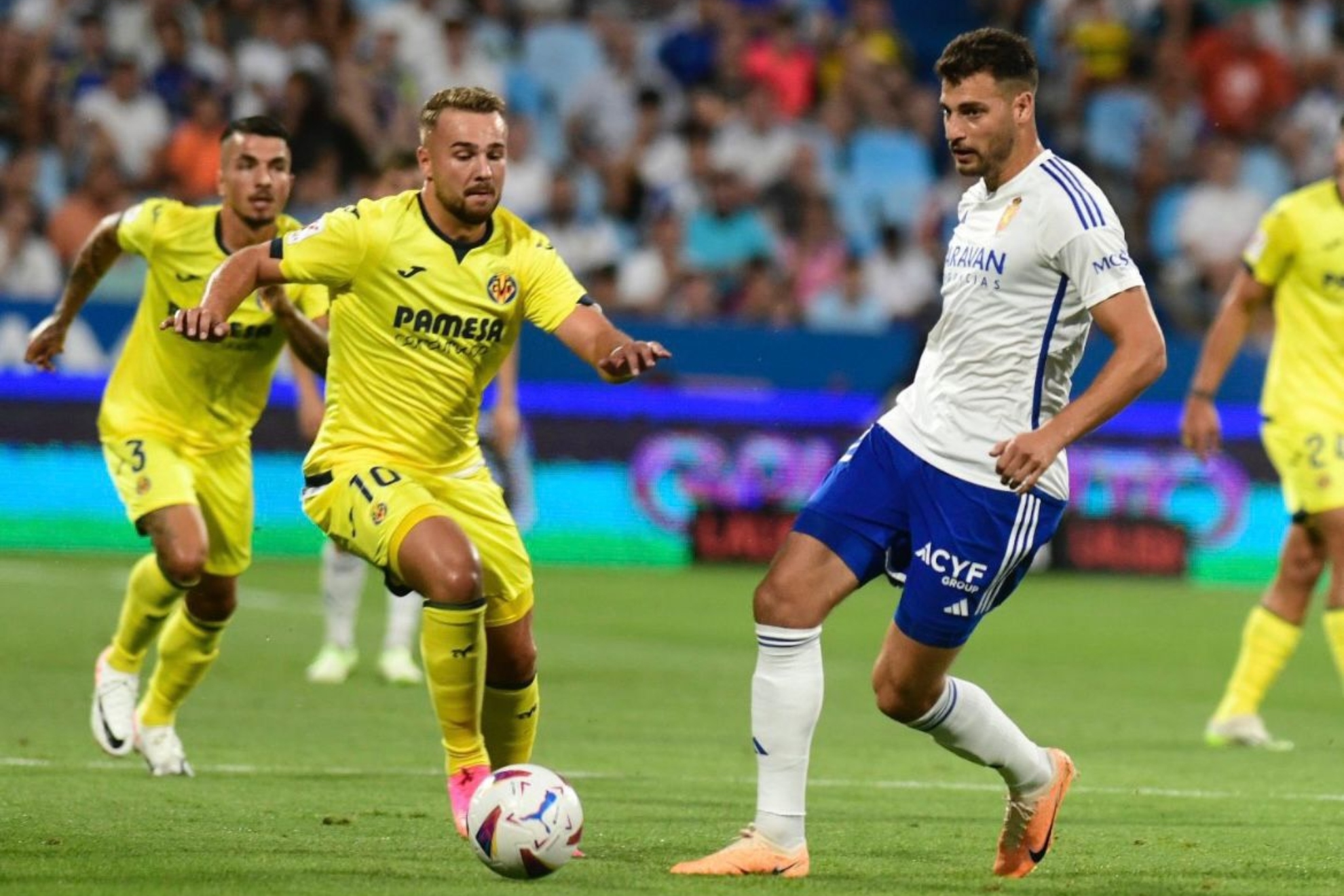 Sinan Bakis disputa el baln ante Ontiveros en el partido ante el Villarreal B.