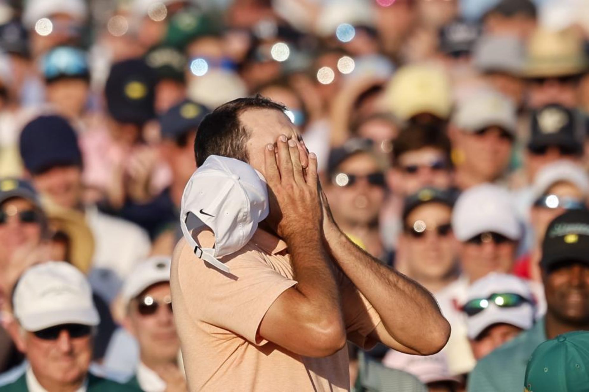 Scottie Scheffler, emocionado tras ganar el Masters de Augusta.