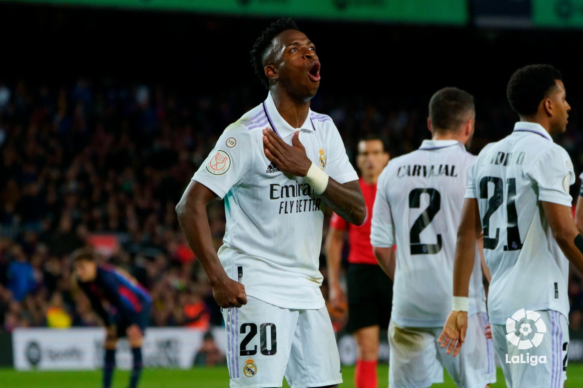 Vinicius, celebrando uno de los goles logrados por el Real Madrid en el Camp Nou en partido de Copa