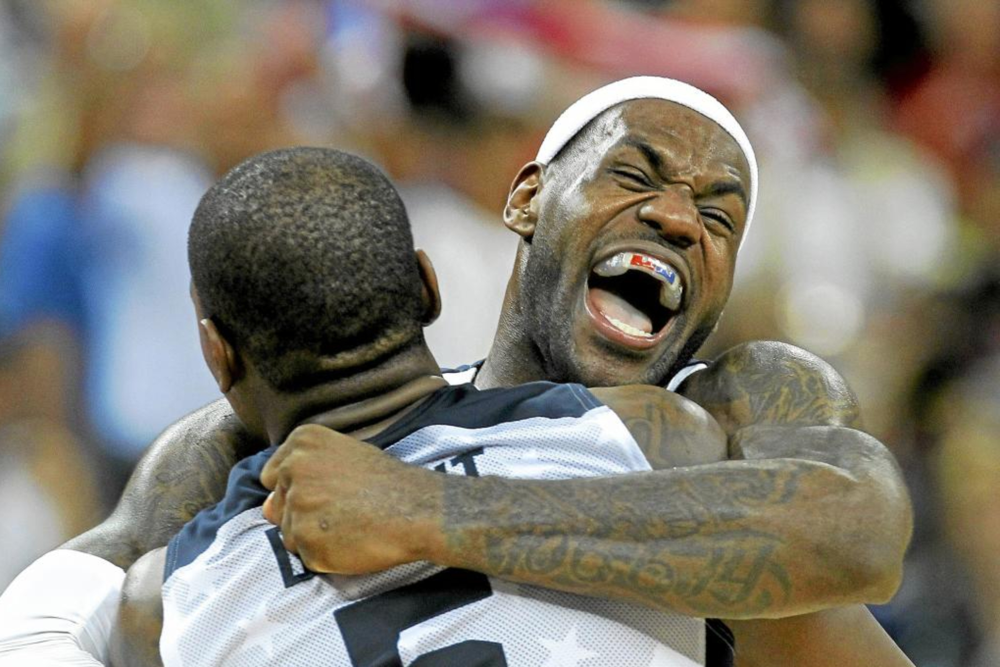 LeBron James abraza a Kevin Durant tras ganar la final de los Juegos de 2012.
