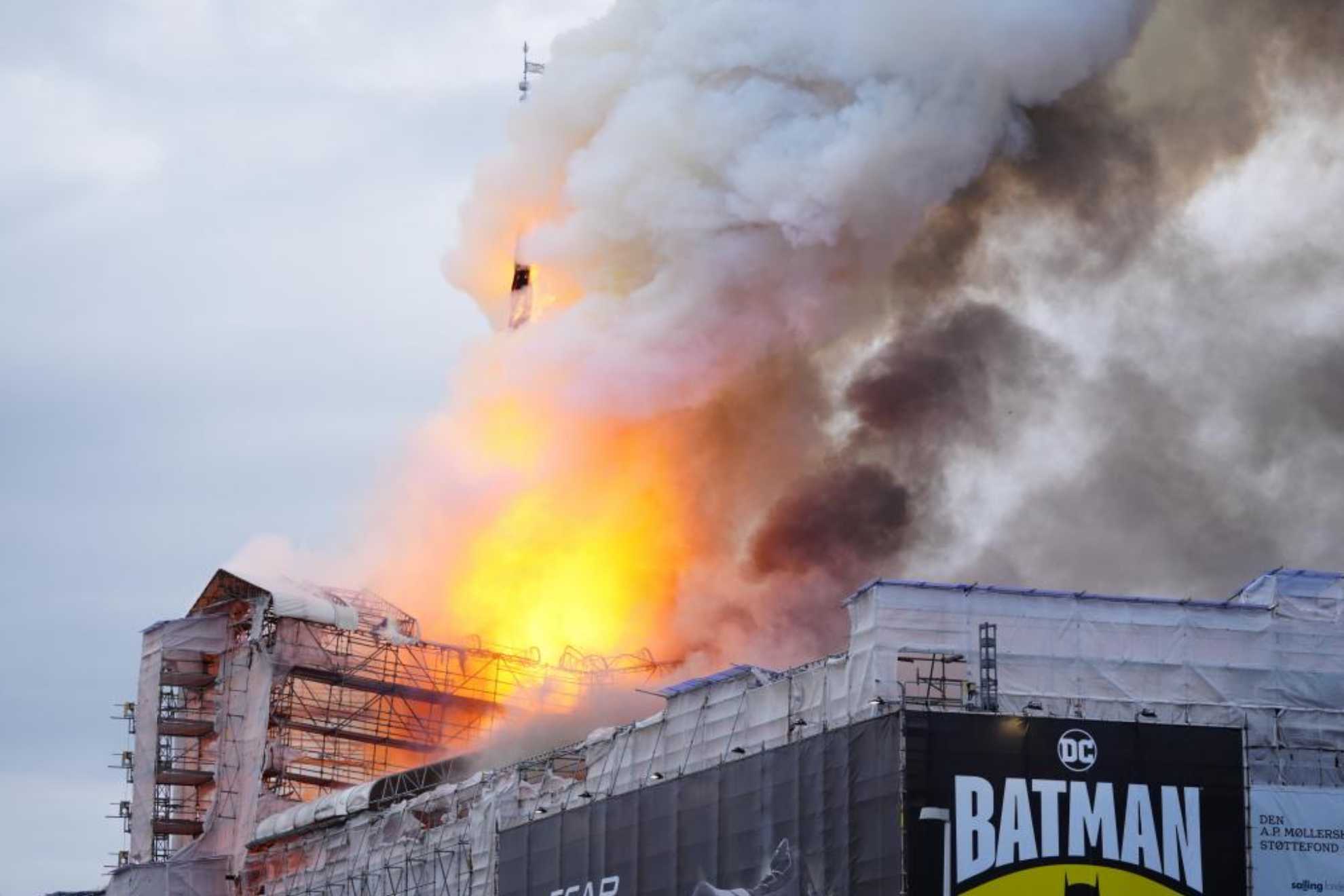 La antigua bolsa de Copenhague envuelta en llamas por un incendio de origen desconocido