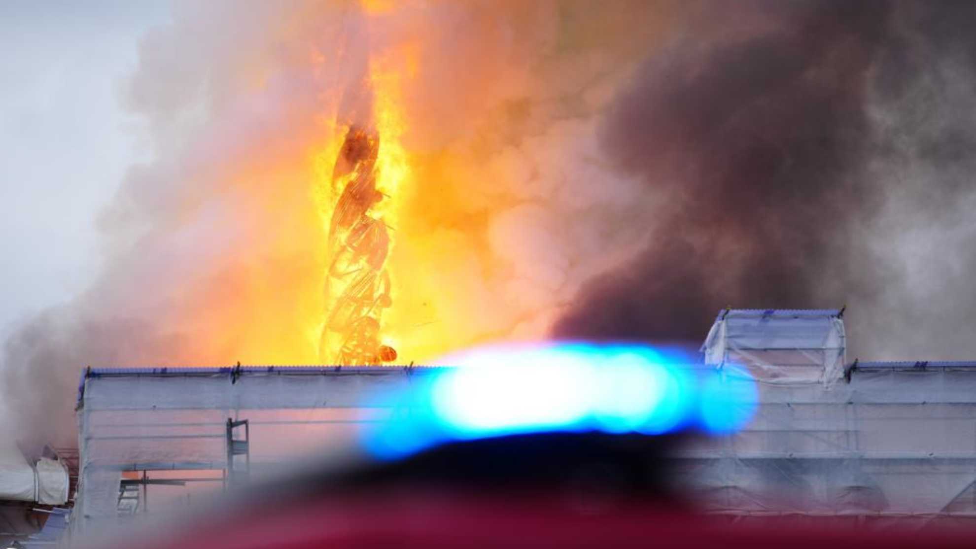 La antigua bolsa de Copenhague, envuelta en llamas por un espectacular incendio