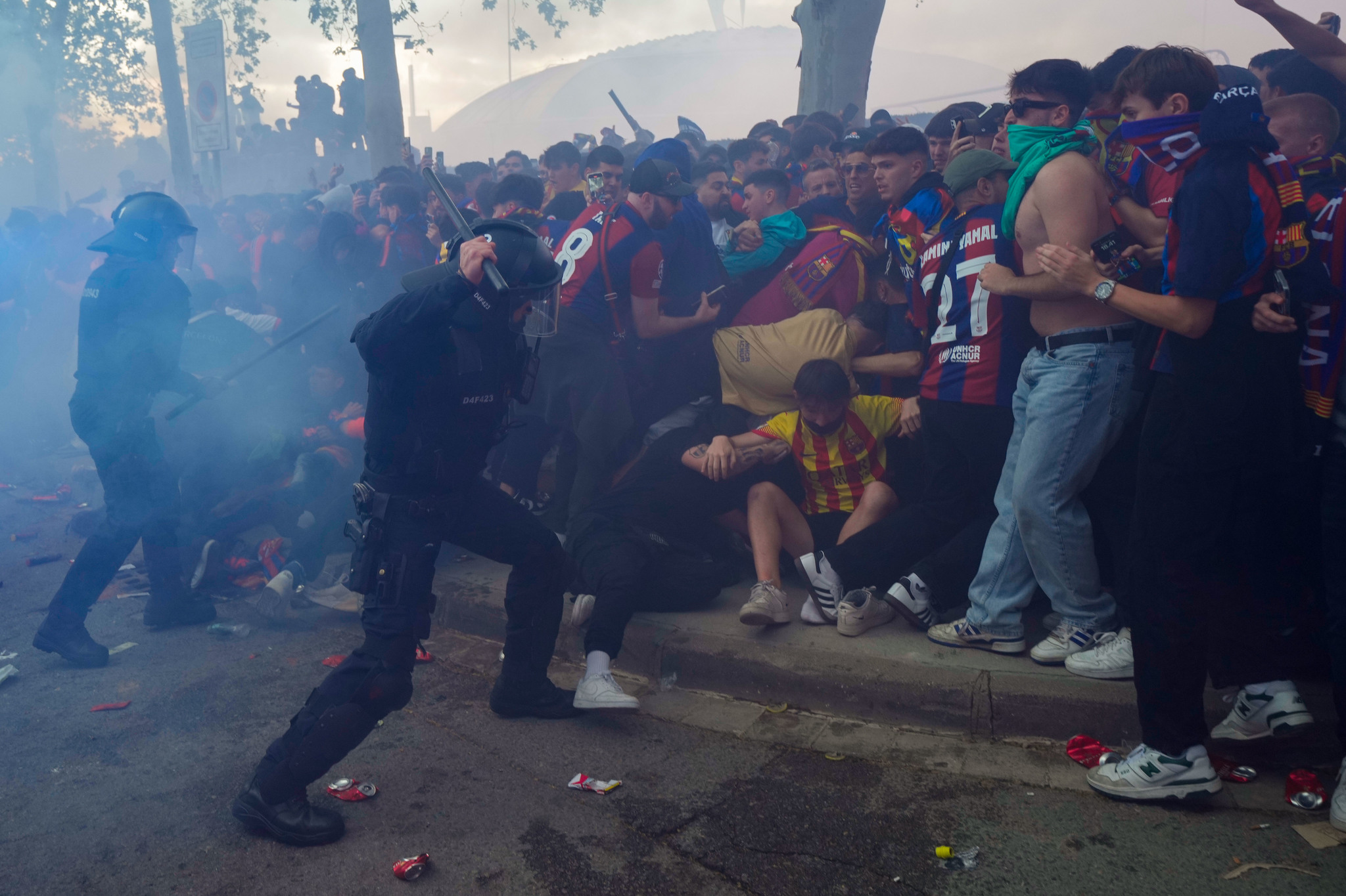 Some unfortuante scenes involving police and fans ahead of tonight's match