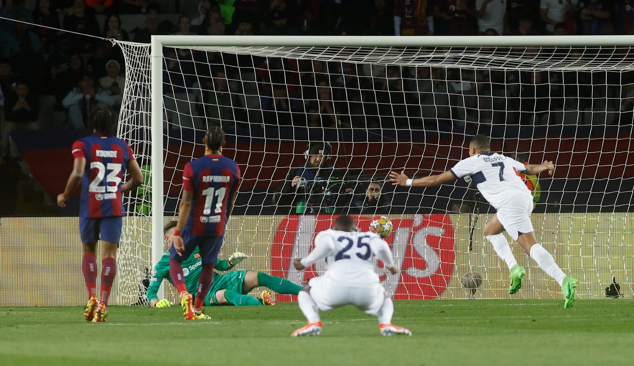 Mbapp� celebra el 1-3 que daba la vuelta a la eliminatoria para el PSG en Montju�c.