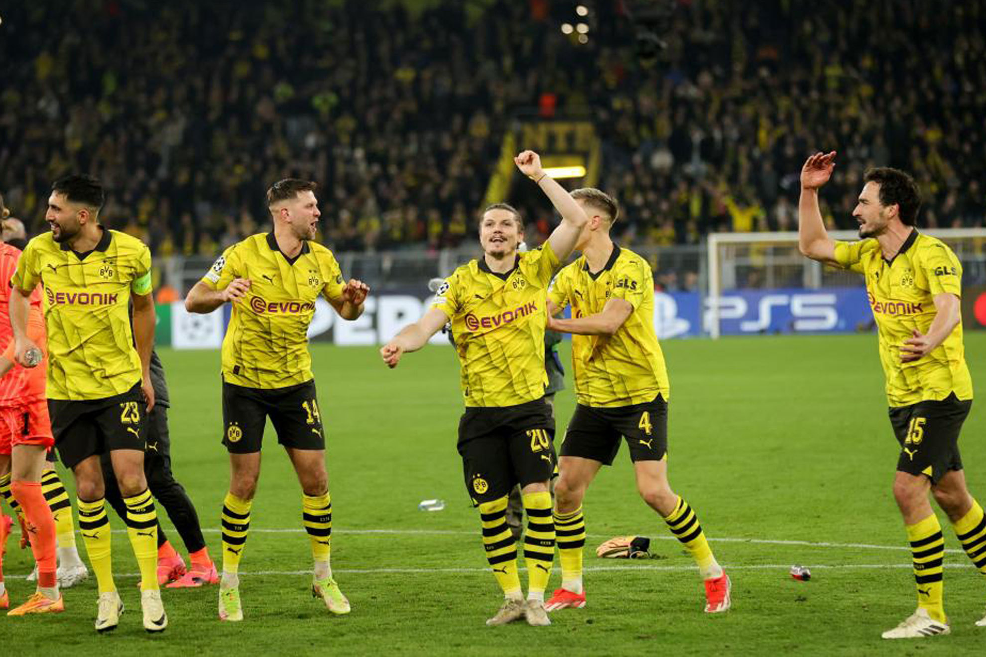 Los jugadores del Dortmund celebran la clasificaci�n para las semifinales.