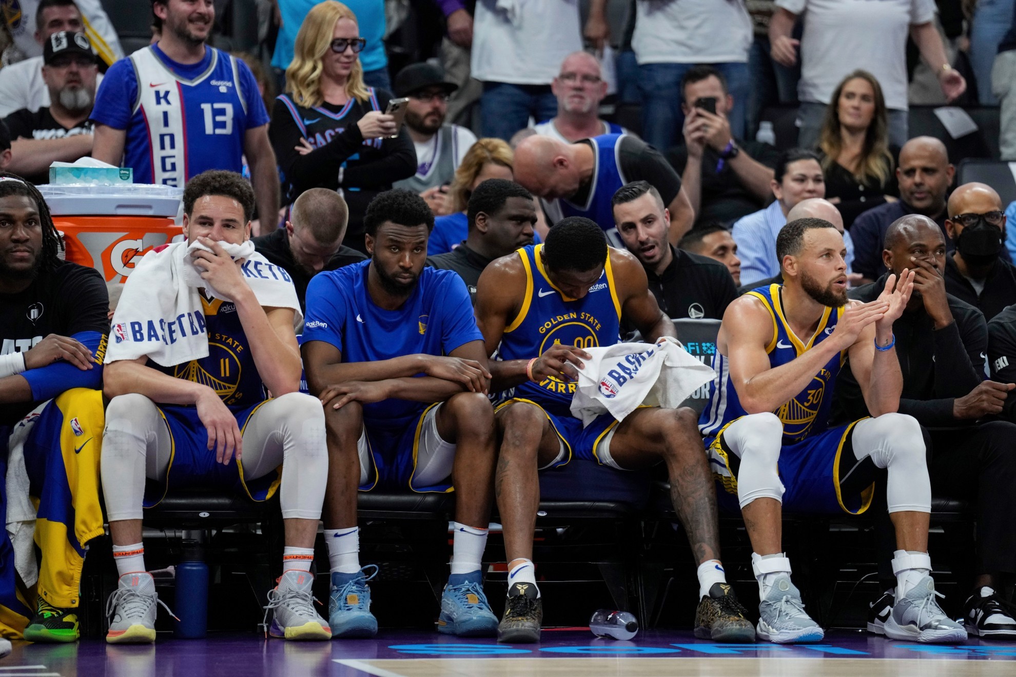 Golden State Warriors guards Klay Thompson and Stephen Curry sit on the bench.