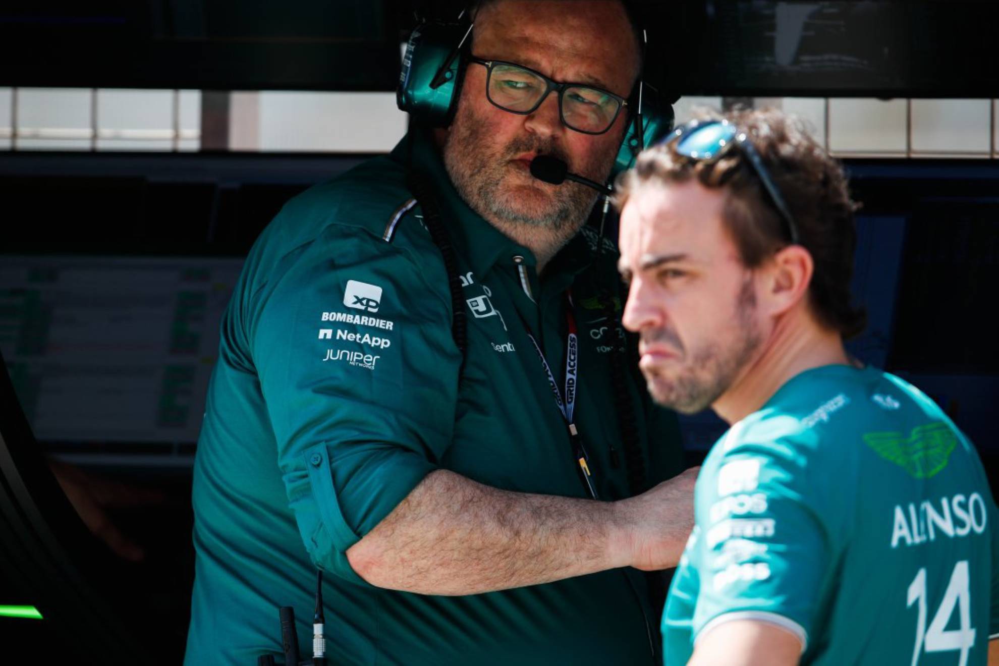 Tom McCullough y Fernando Alonso, en el muro de Aston Martin