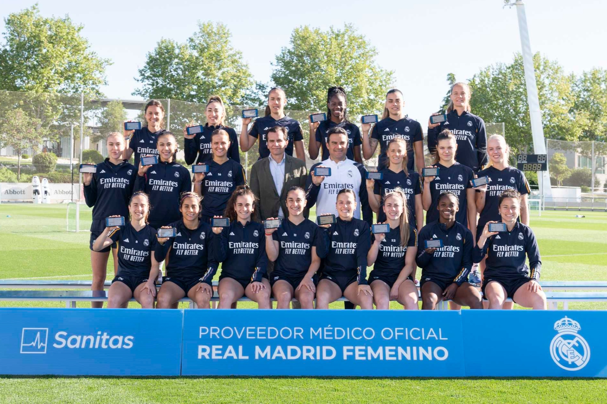 El Real Madrid Femenino recibe las tarjetas digitales de Sanitas