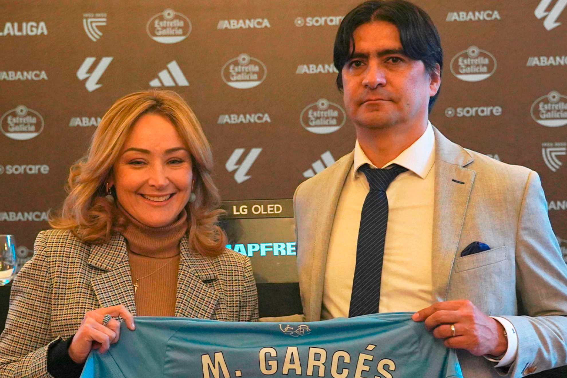 Marian Mouri�o, presidenta del Celta, posa con Marco Garc�s.