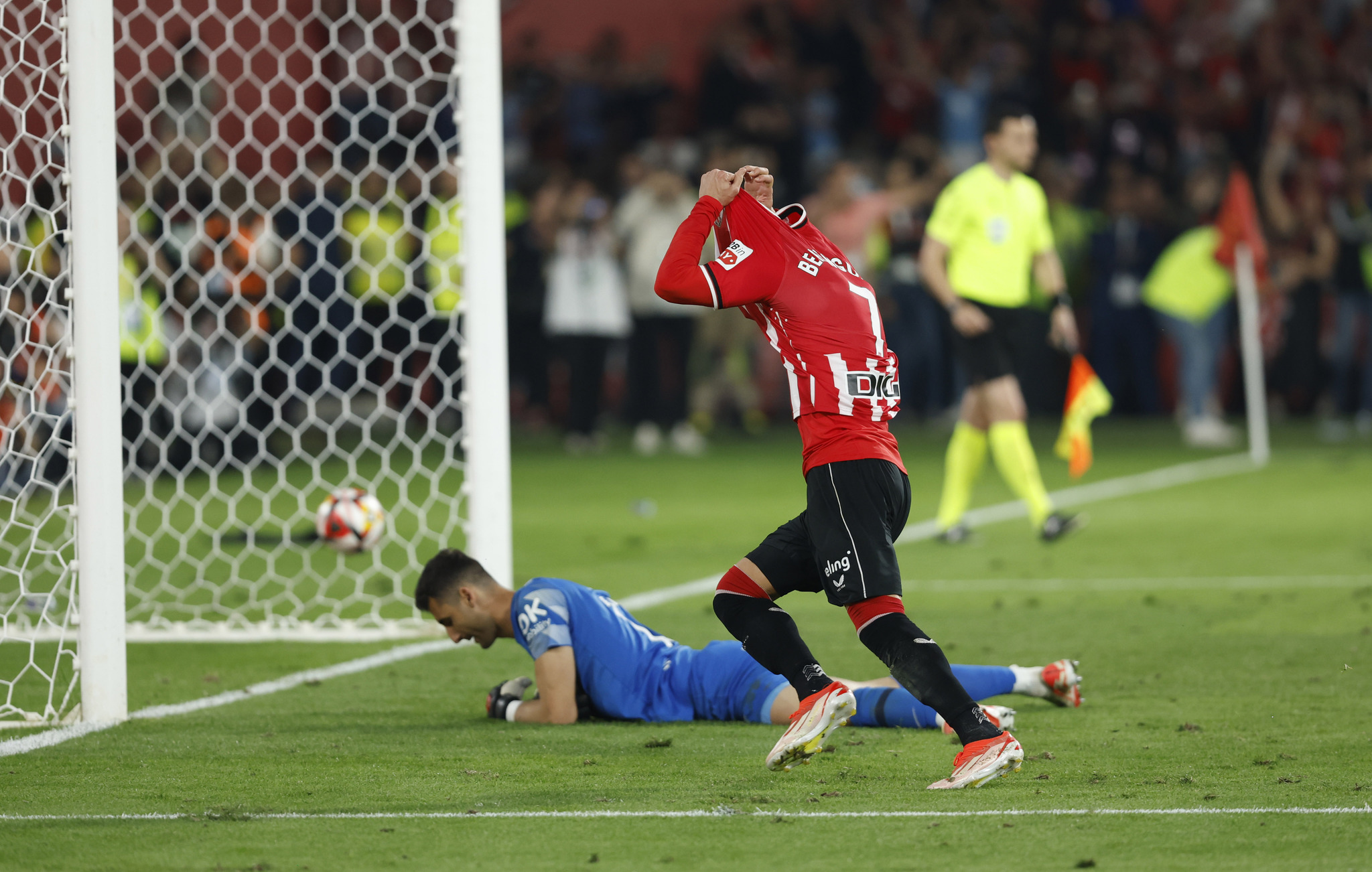 Berenguer se quita la camiseta y corre a la grada para celebrar el triunfo en la final de Copa tras marcar el penalti decisivo.