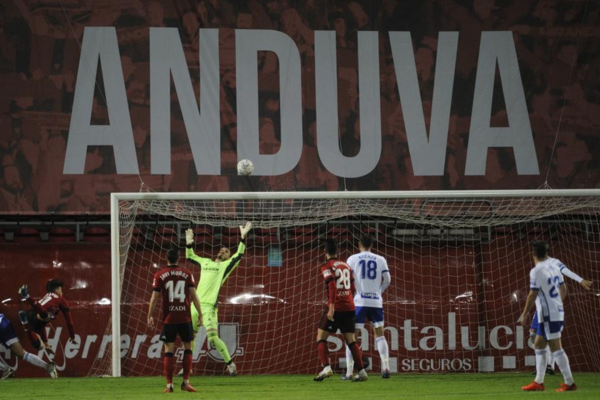 Un lance del partido ante el Zaragoza en Anduva.