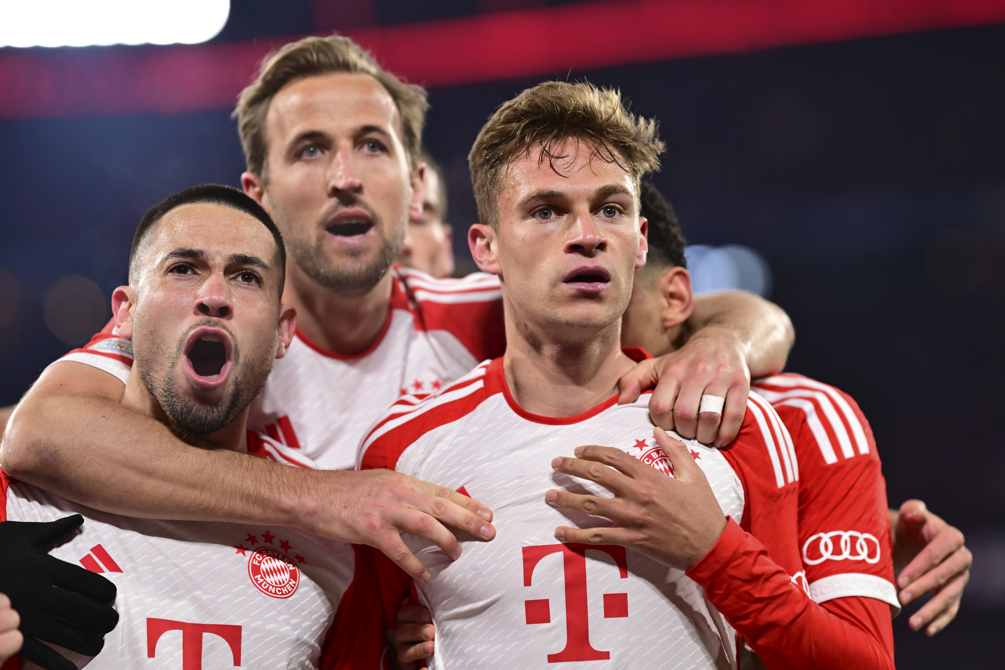 Bayerns Joshua Kimmich celebrates with teammates after scoring his sides opening goal